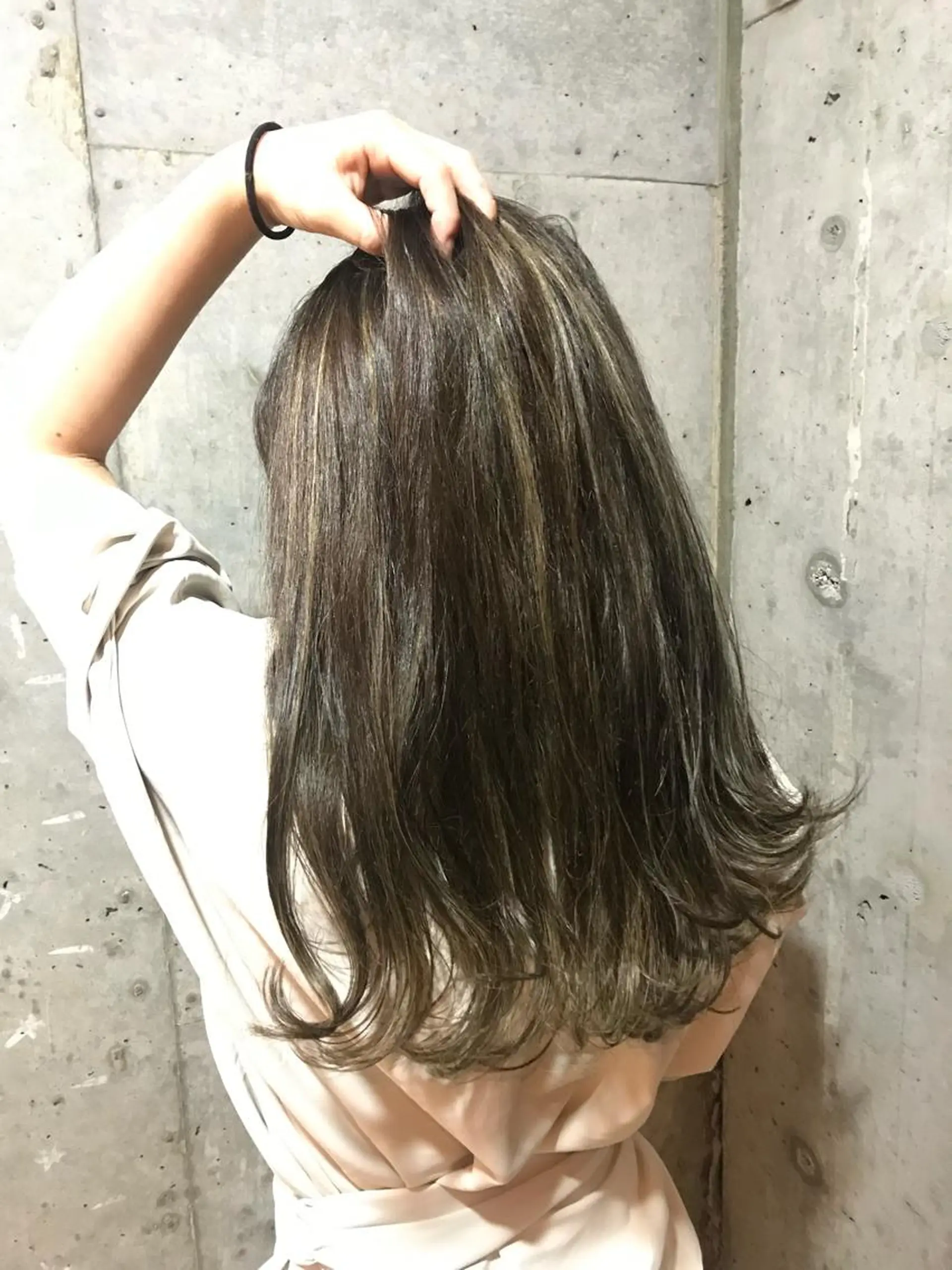 ロング カラー ブリーチ ケアブリーチ グラデーションカラー グレージュ ハイライトカラー シールエクステ 🪽CHIAKIのヘアスタイル