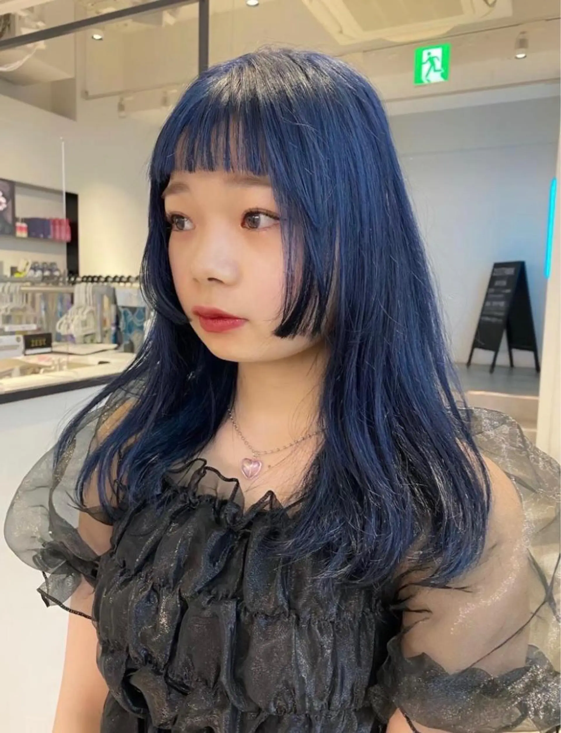 セミロング カラー セミロングパーマ ベージュカラー 黒髪 ブリーチ ブルーカラー 髪質改善　ネイル コトミ🐸のヘアスタイル