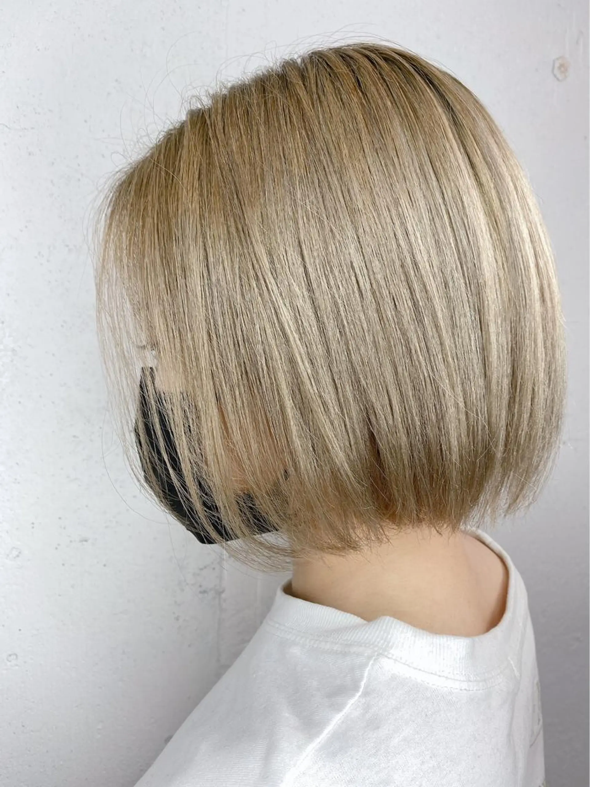 ショート カラー ベージュカラー ブリーチ ケアブリーチ ダブルカラー ミルクティーベージュ カット ヘアカラー トリートメント hisano / ハイトーン･透明感のヘアスタイル