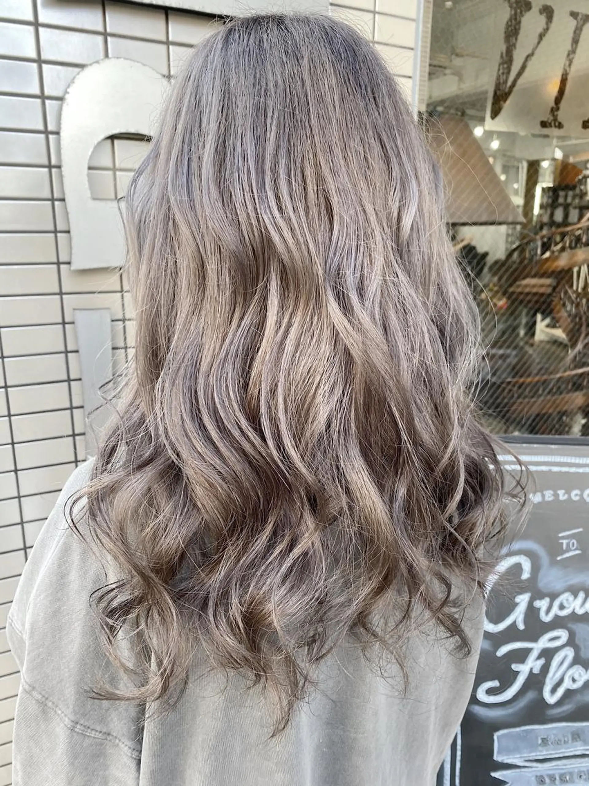 ロング カラー バレイヤージュ ブリーチ ブロンド ダブルカラー イヤリングカラー ヘアカラー モモカ/ハイトーン /バレイヤージュのヘアスタイル