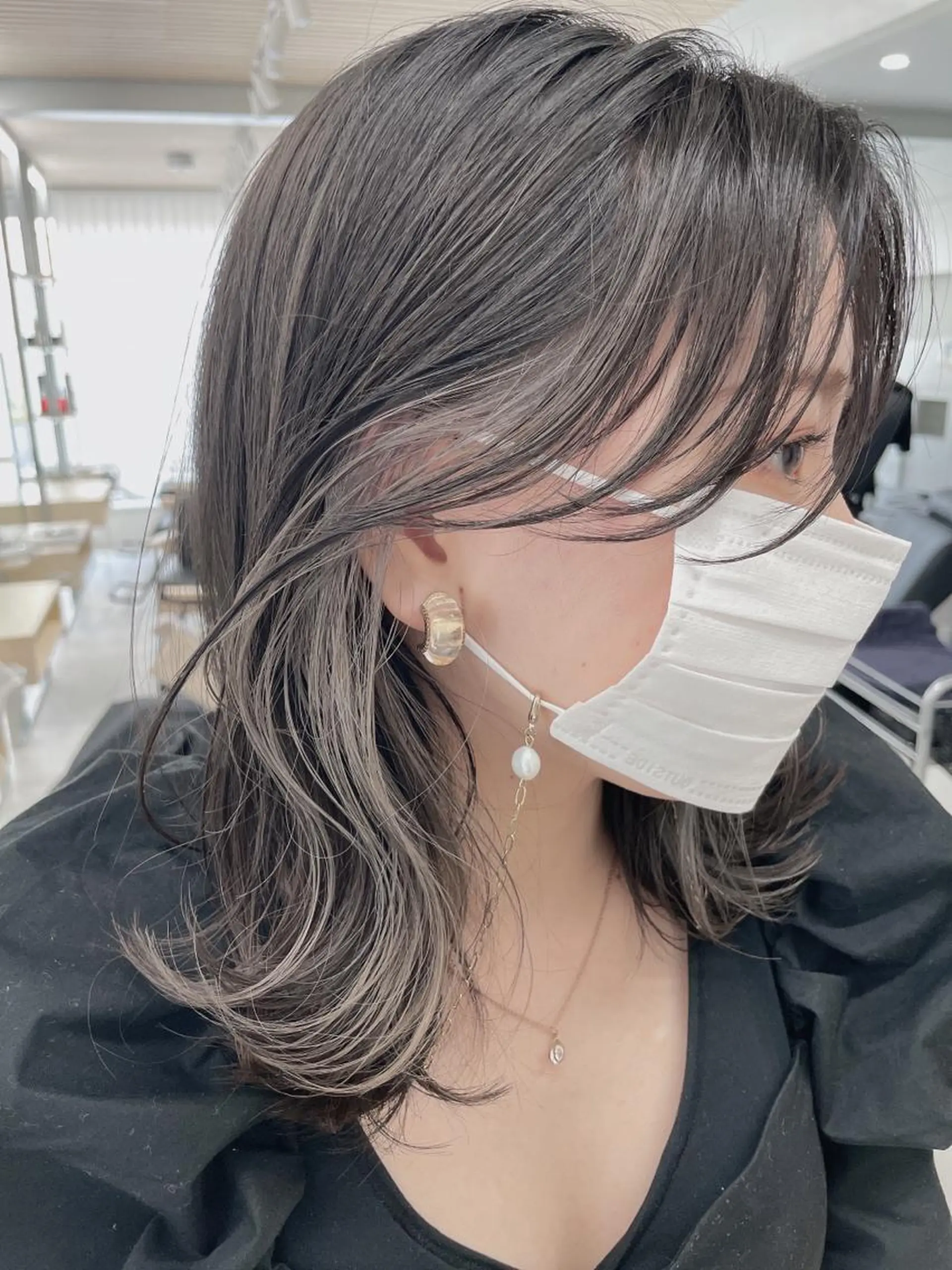 ミディアム カラー イヤリングカラー レイヤーカット 透明感カラーのヘアスタイル
