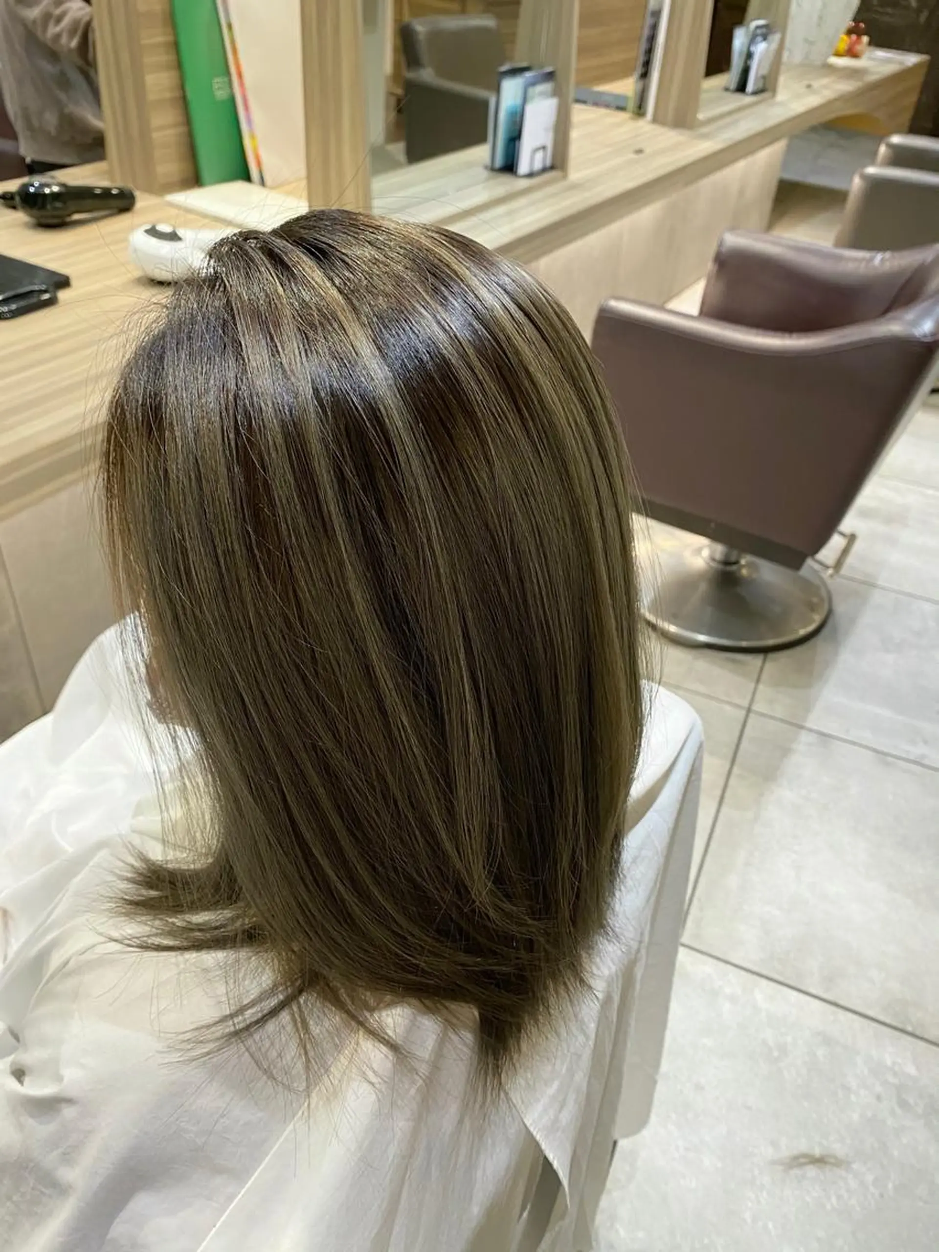 ミディアム カラー グレージュ カーキグレージュ ヘアカラー 川越 輝梨奈のヘアスタイル