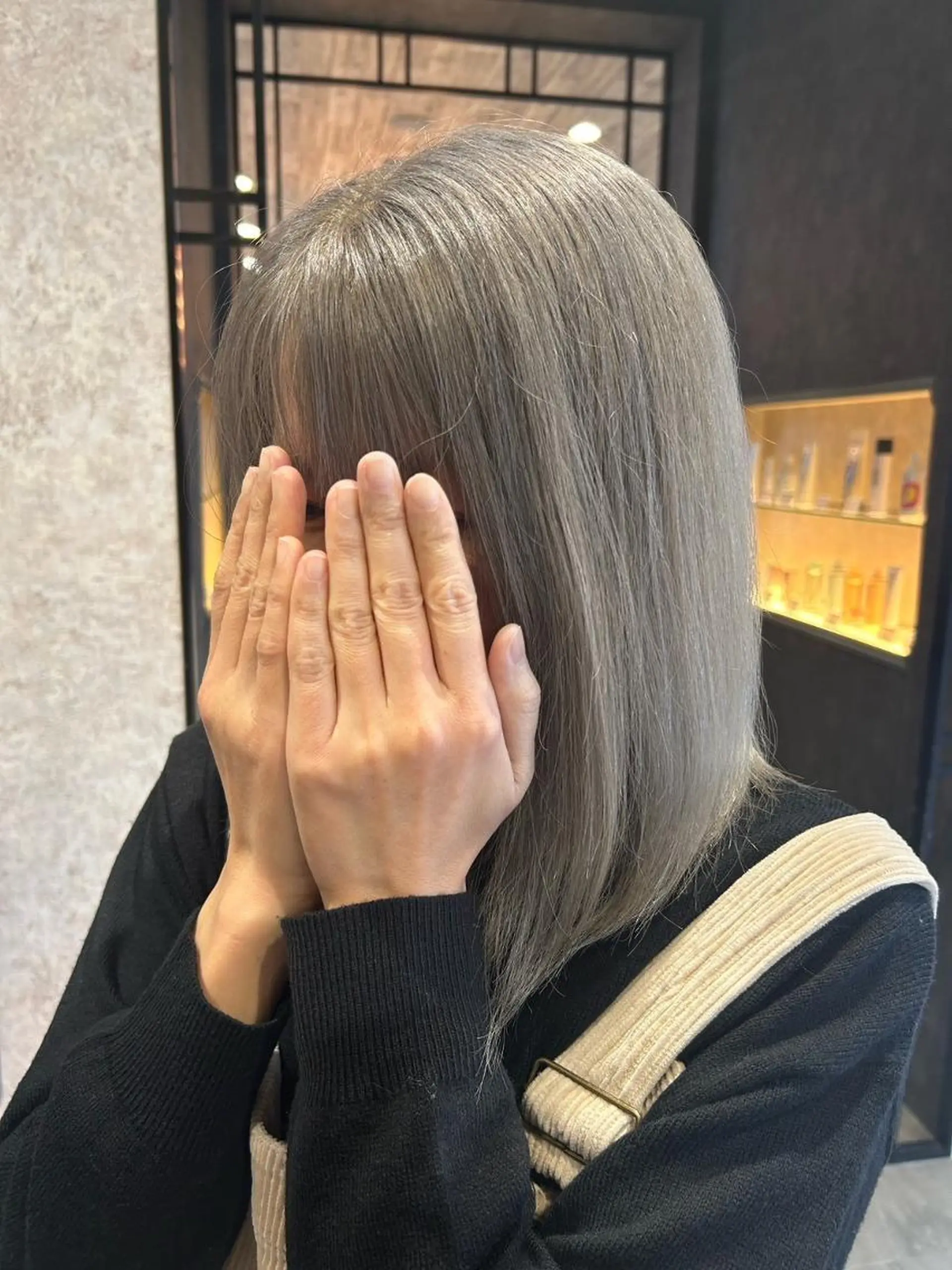 カラー ブリーチ ブロンド ハイトーンカラー シルバー earth ノノカ 柔らかベージュカラーのヘアスタイル