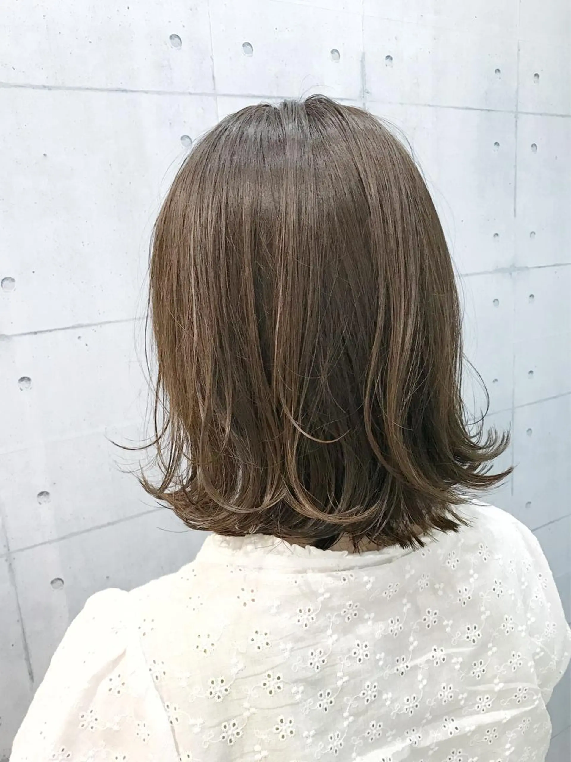 ミディアム カラー 切りっぱなしボブ アッシュ ベージュカラー ボブ カット ヘアカラー 高木 麻知子のヘアスタイル