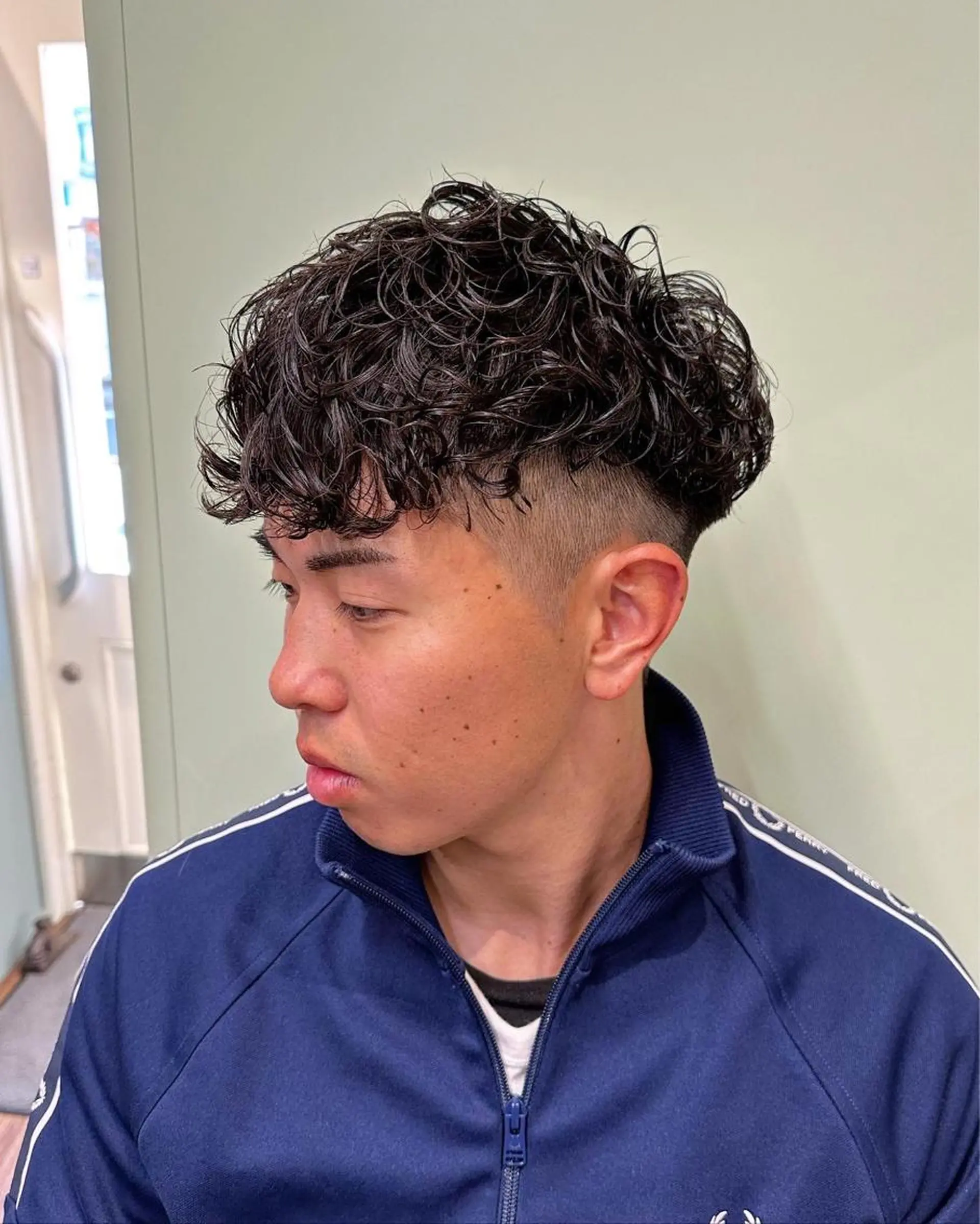 パーマ メンズ アップバング ビジネス センターパート フェードカット カルマパーマ カット パーマ 🟦メンズパーマ🟦 横浜駅|小上馬淳司のヘアスタイル