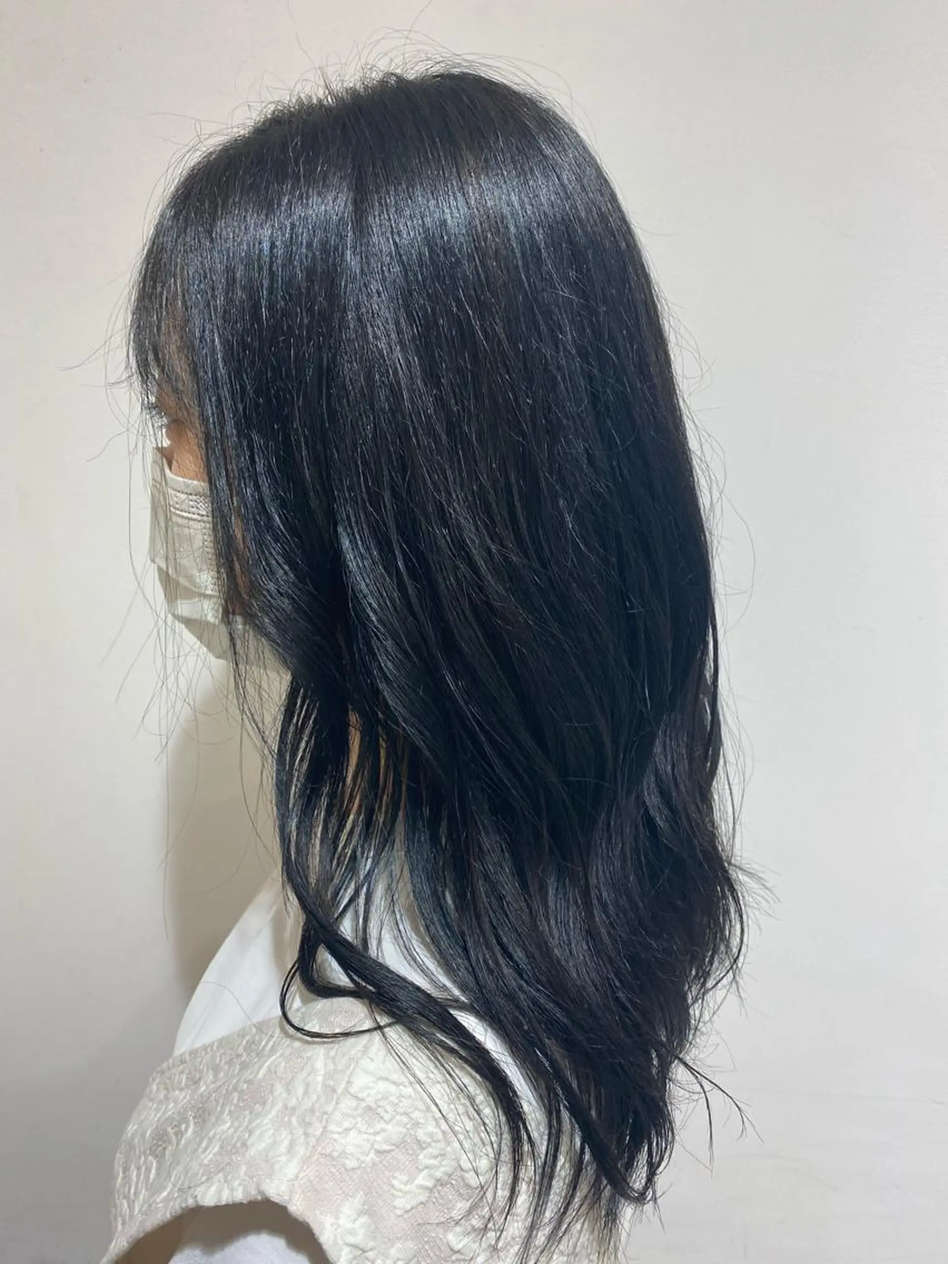 ロング カラー 黒髪 ブルーカラー ブルーブラック 塩崎 絢世のヘアスタイル