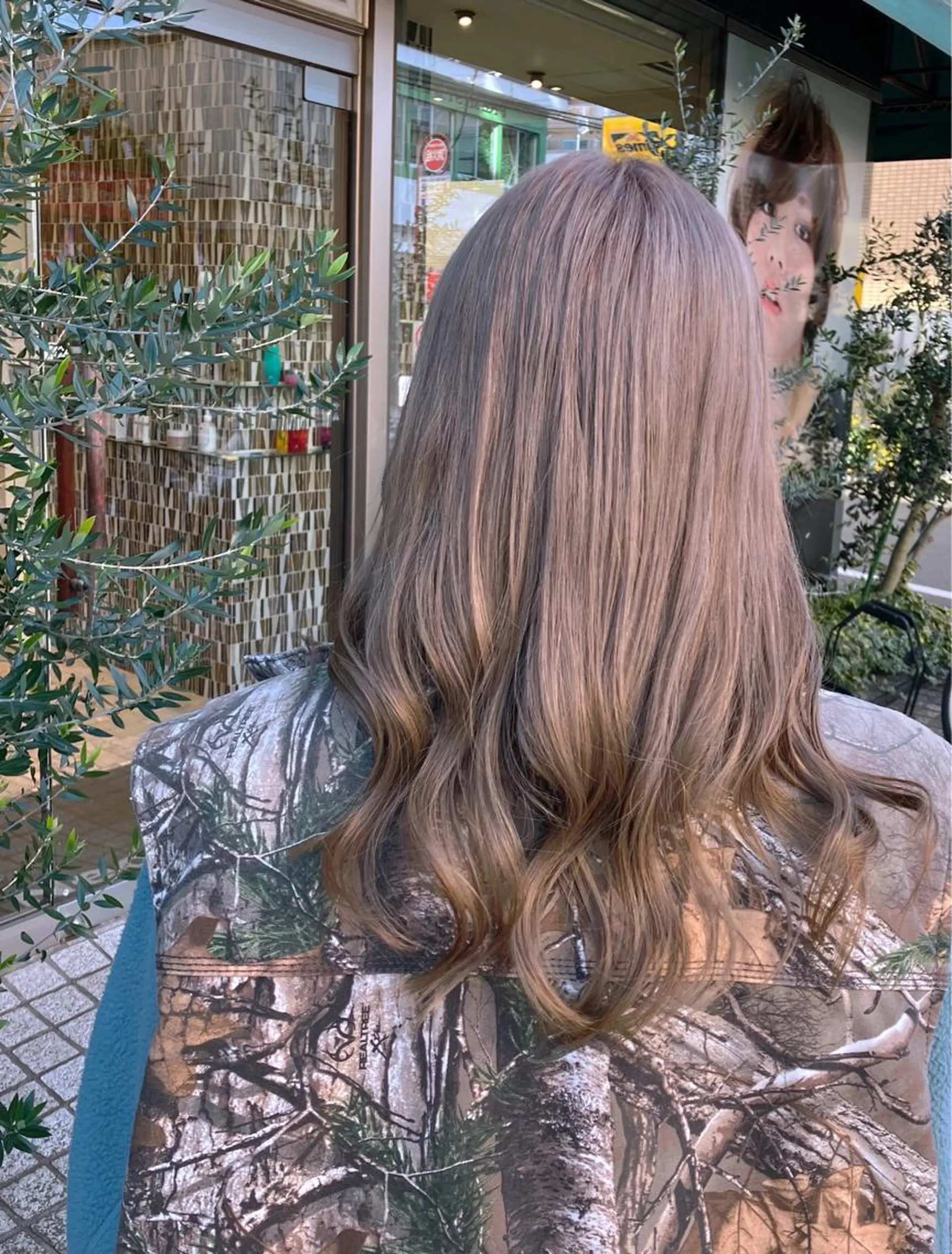 セミロング カラー ベージュカラー ブリーチ ラベンダーカラー ラベンダーベージュ ヘアカラー はらだ ともこ☺︎のヘアスタイル