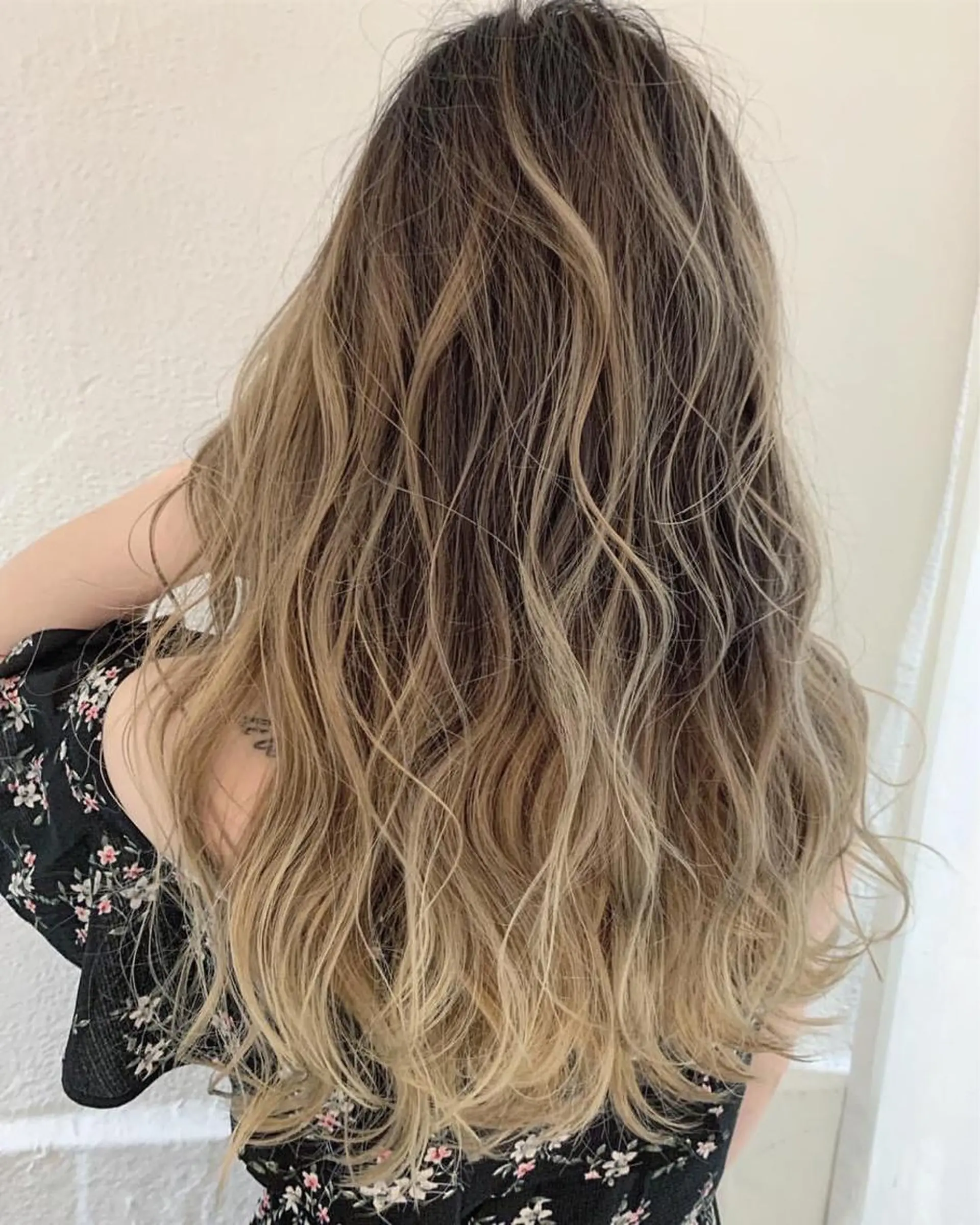 ミディアム 切りっぱなしボブ ボブ 斜めバング 伸ばしかけ レイヤーカット カット ヘアカラー トリートメント VOICE　hair所属・レイヤーカット 川田くるみのヘアスタイル