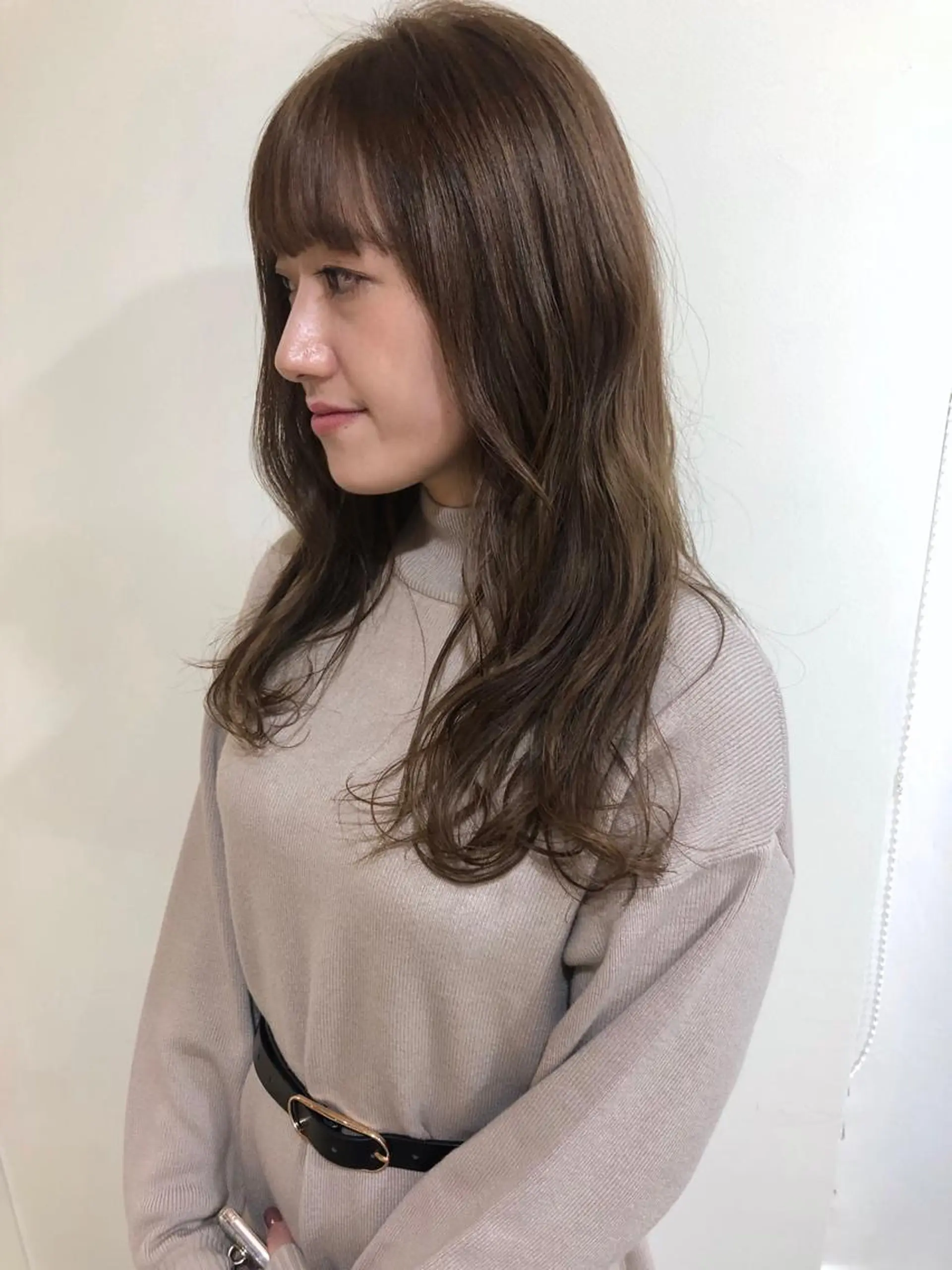 ロング カラー ヘアアレンジ MIOベージュカラー 柔らかいカラーのヘアスタイル