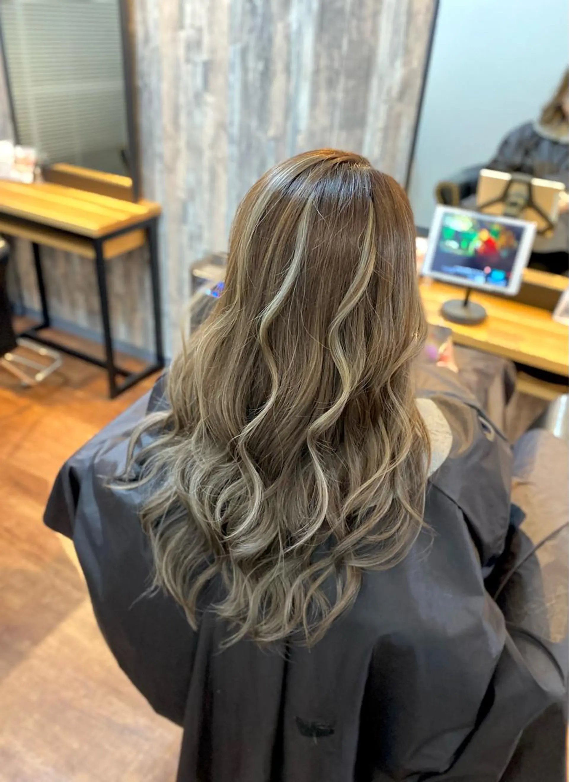 ロング カラー ハイライトカラー ハイライト カット ヘアカラー トリートメント Luzir⭐︎ GEN⭐︎のヘアスタイル