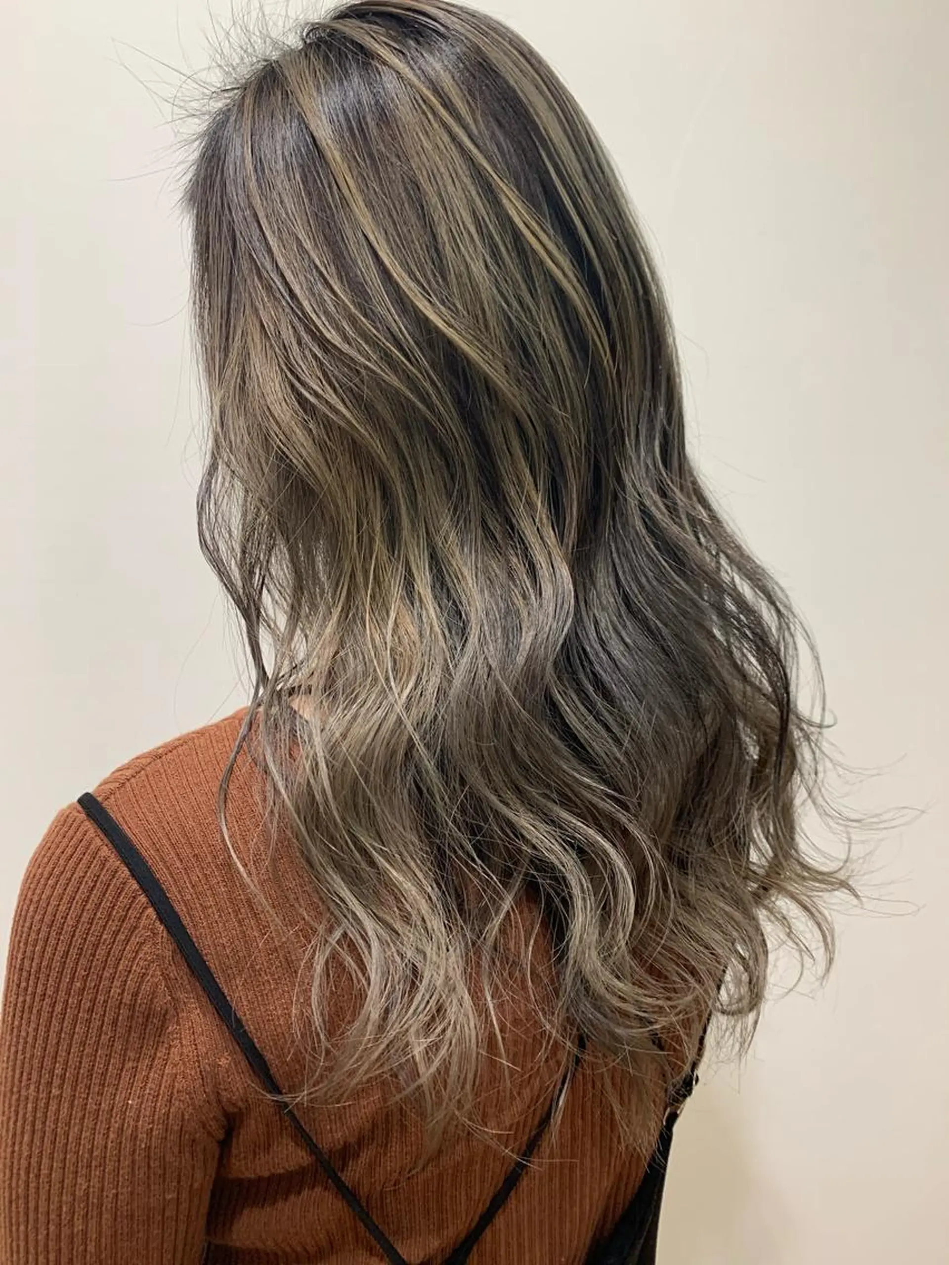 ロング カラー 薄田 珠美のヘアスタイル