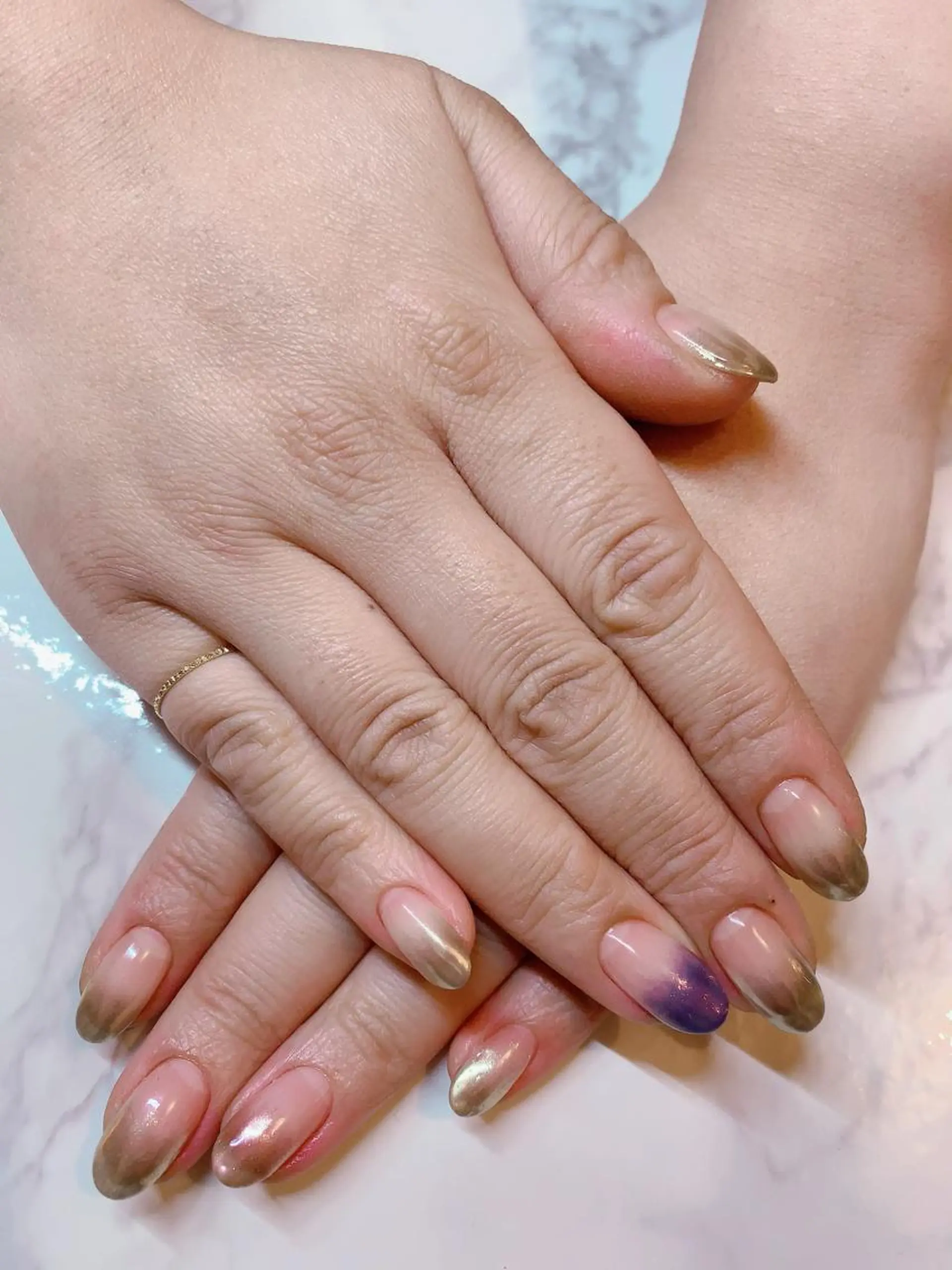 ネイル グラデーション ミラーネイル atelier chic+のネイルデザイン