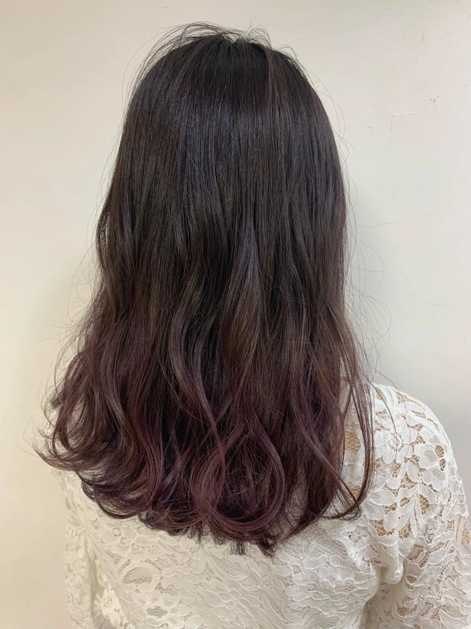 セミロング カラー ブリーチ グラデーションカラー グレージュ ラベンダーカラー ラベンダーグレージュ 柾本 寛貴のヘアスタイル