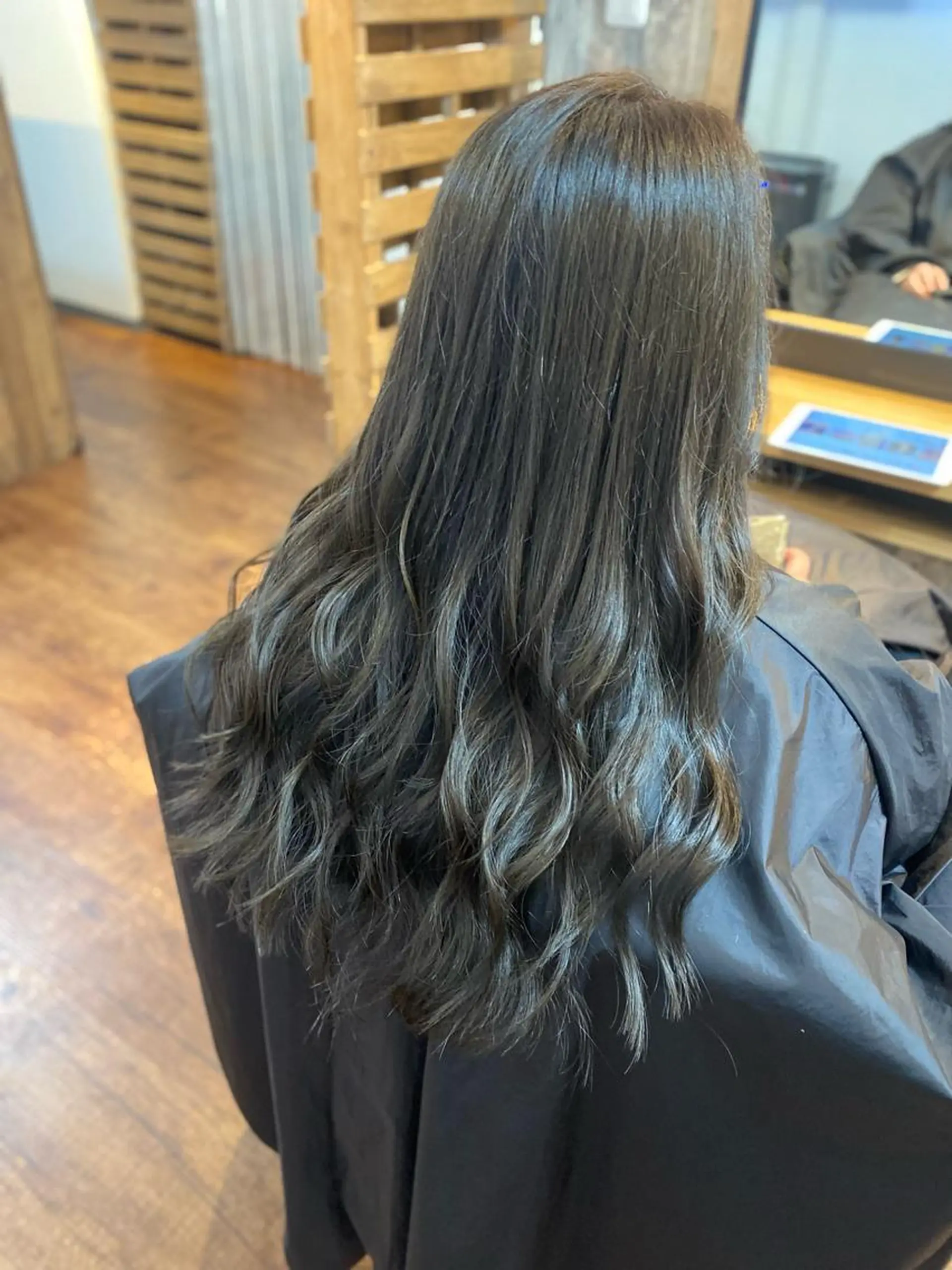 ロング カラー グレージュ オリーブグレージュ オリーブグレー カット ヘアカラー トリートメント Luzir⭐︎ GEN⭐︎のヘアスタイル