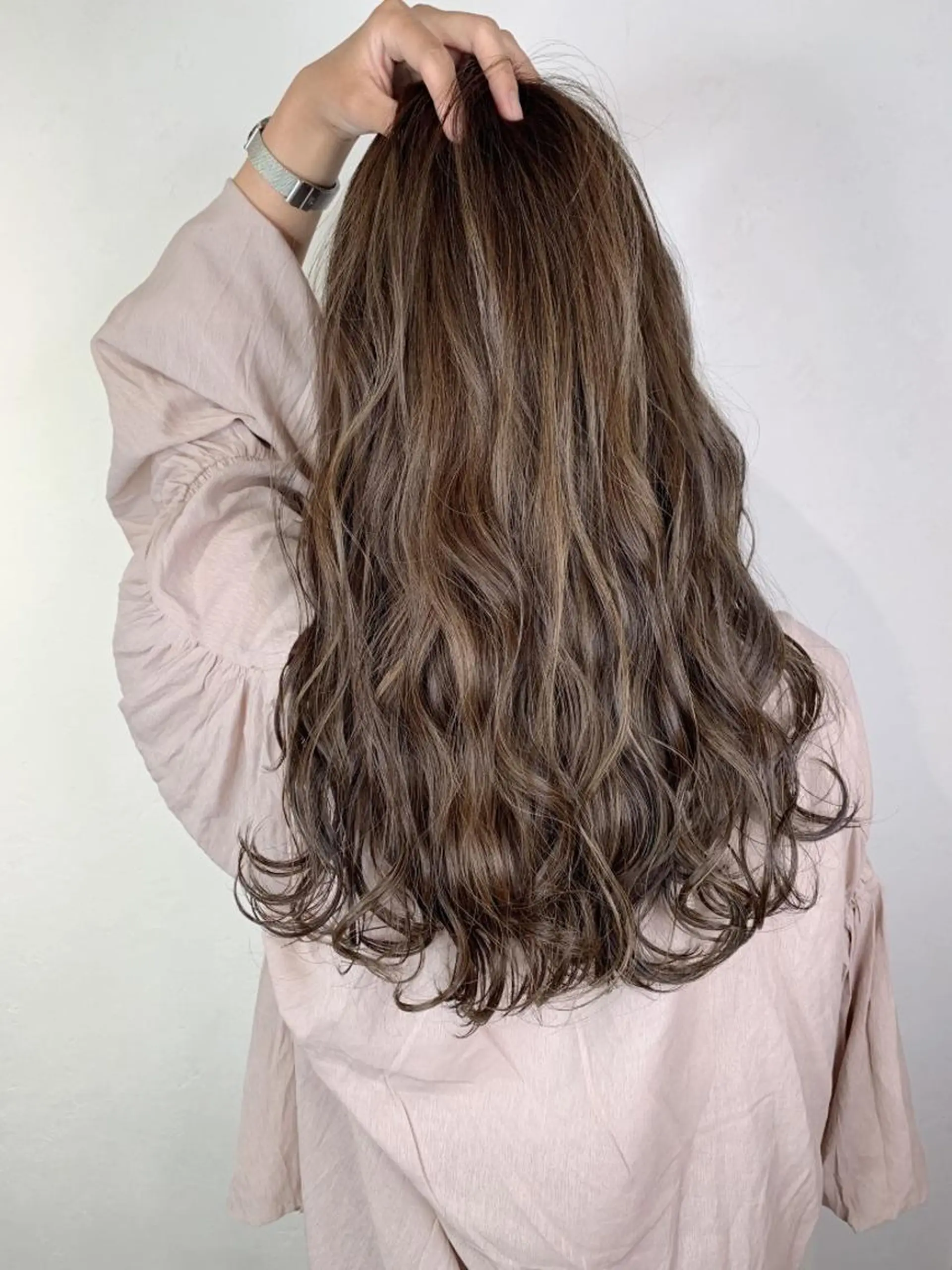 セミロング ボブ 斜めバング 外国人風カラー 伸ばしかけ ハイライト ＿WHITE鳳店 アンダーバーホワイトのヘアスタイル