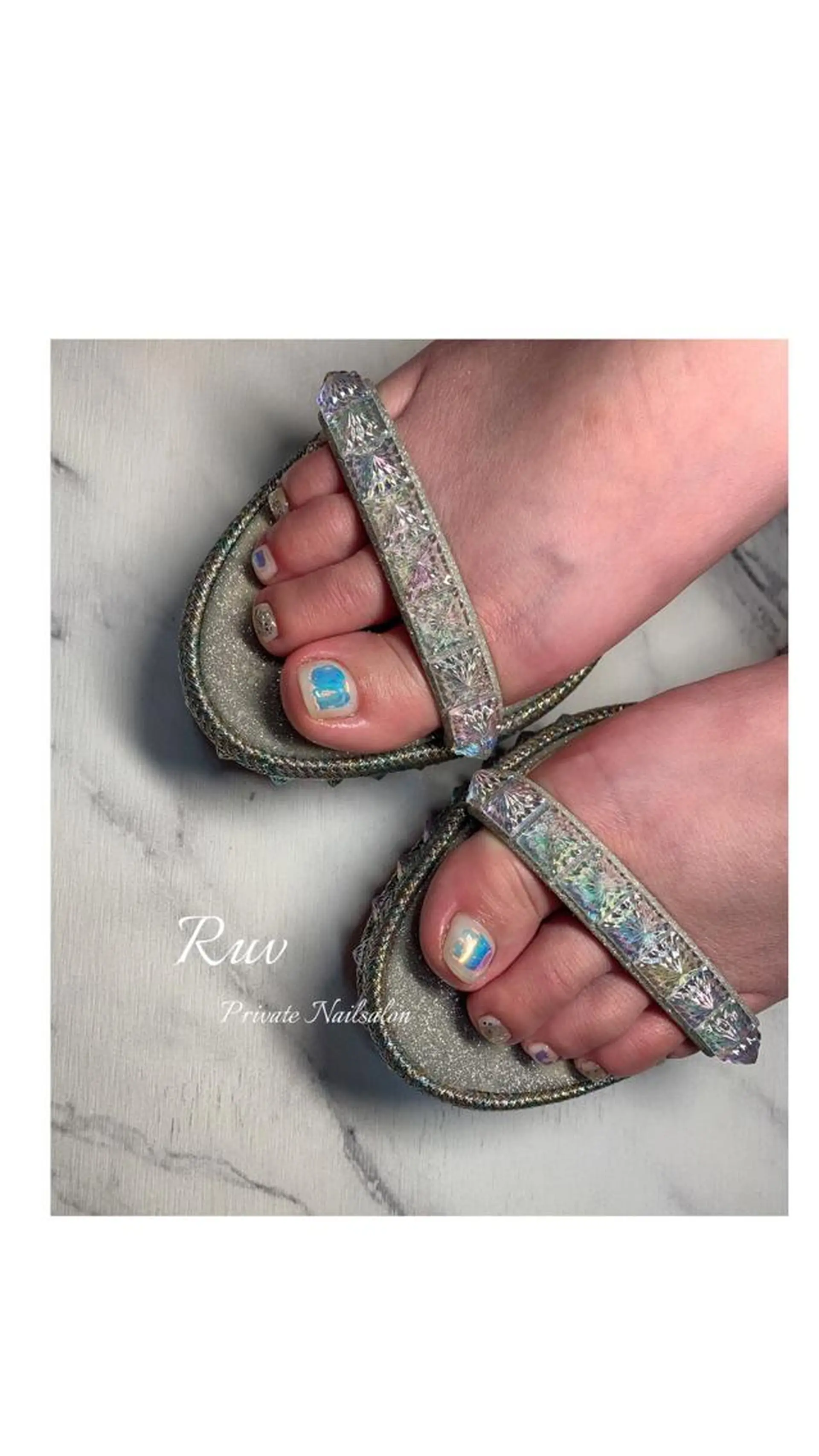 ネイル 氷ネイル・うるうるネイル ホワイト フットネイル プライベート ネイルサロン　ルヴのネイルデザイン