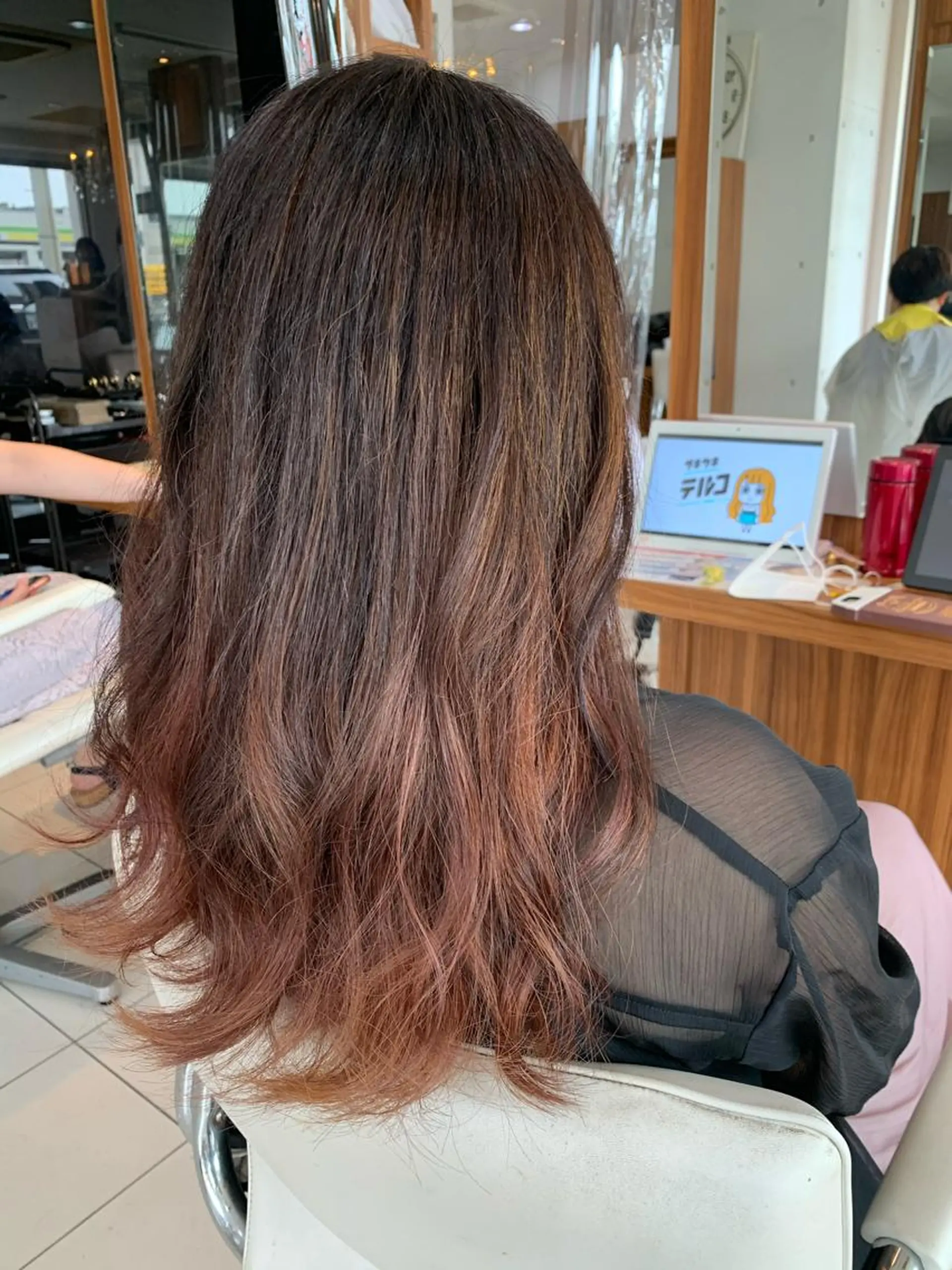 セミロング カラー パーマ ブリーチ グラデーションカラー 白髪ぼかしハイライト 柳川拓哉のヘアスタイル