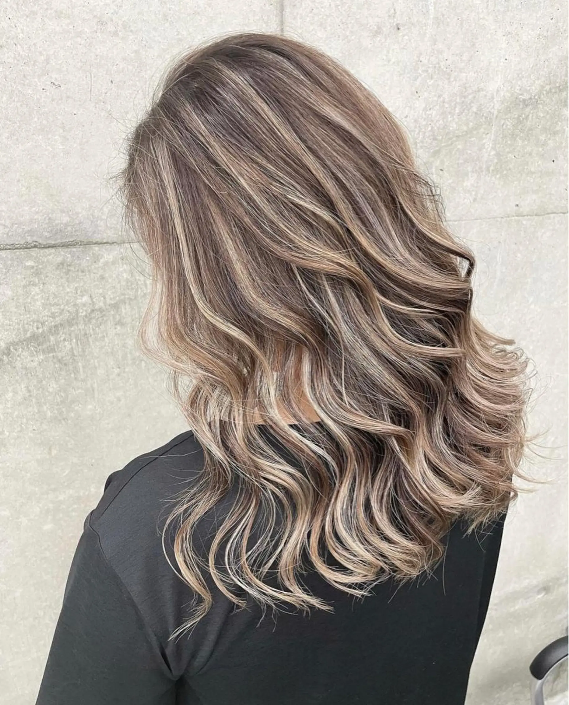 ミディアム カラー 岡留 愛美のヘアスタイル