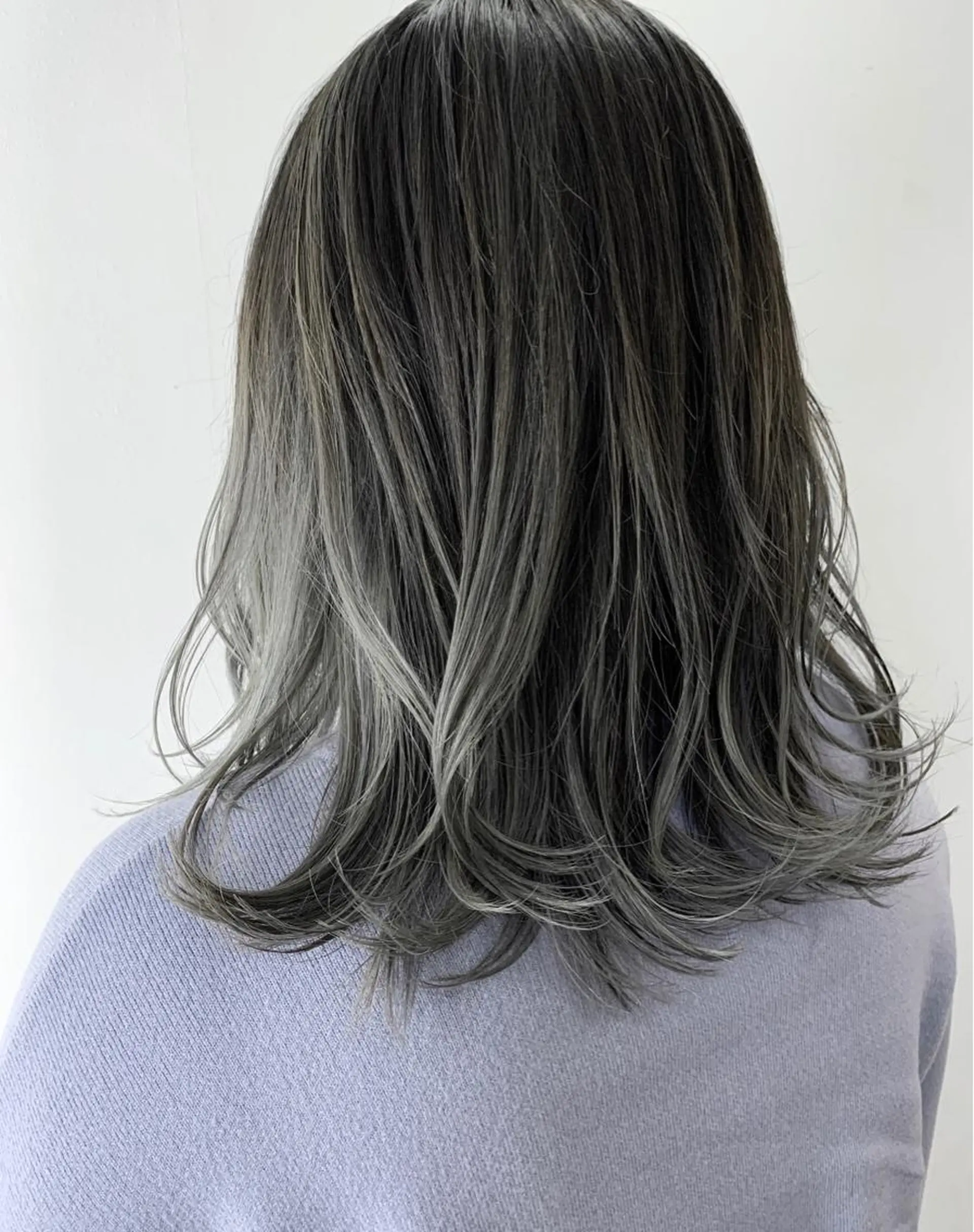 ミディアム カラー アッシュ アッシュグレー ブリーチ ハイライト／艶カラー 大河シンジのヘアスタイル