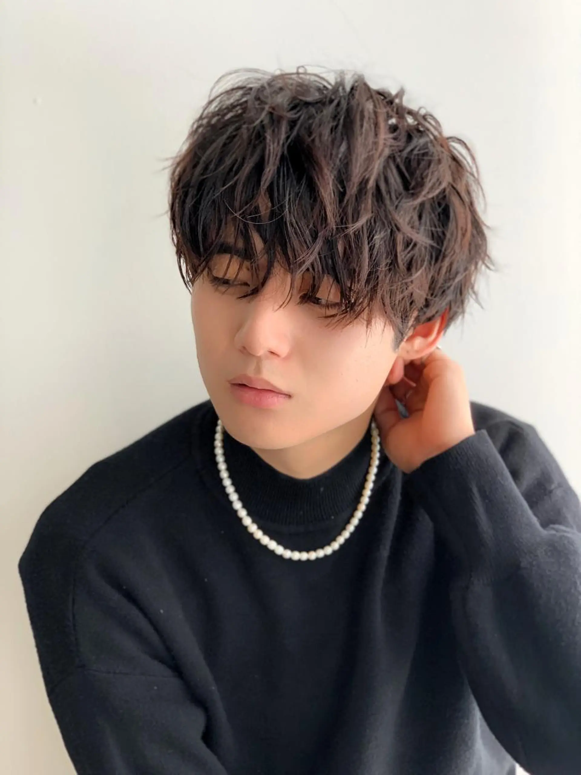 ショート パーマ メンズ メンズブリーチ センターパート フェードカット メンズハイライト メンズハイトーン メンズStylist 山根慧のヘアスタイル
