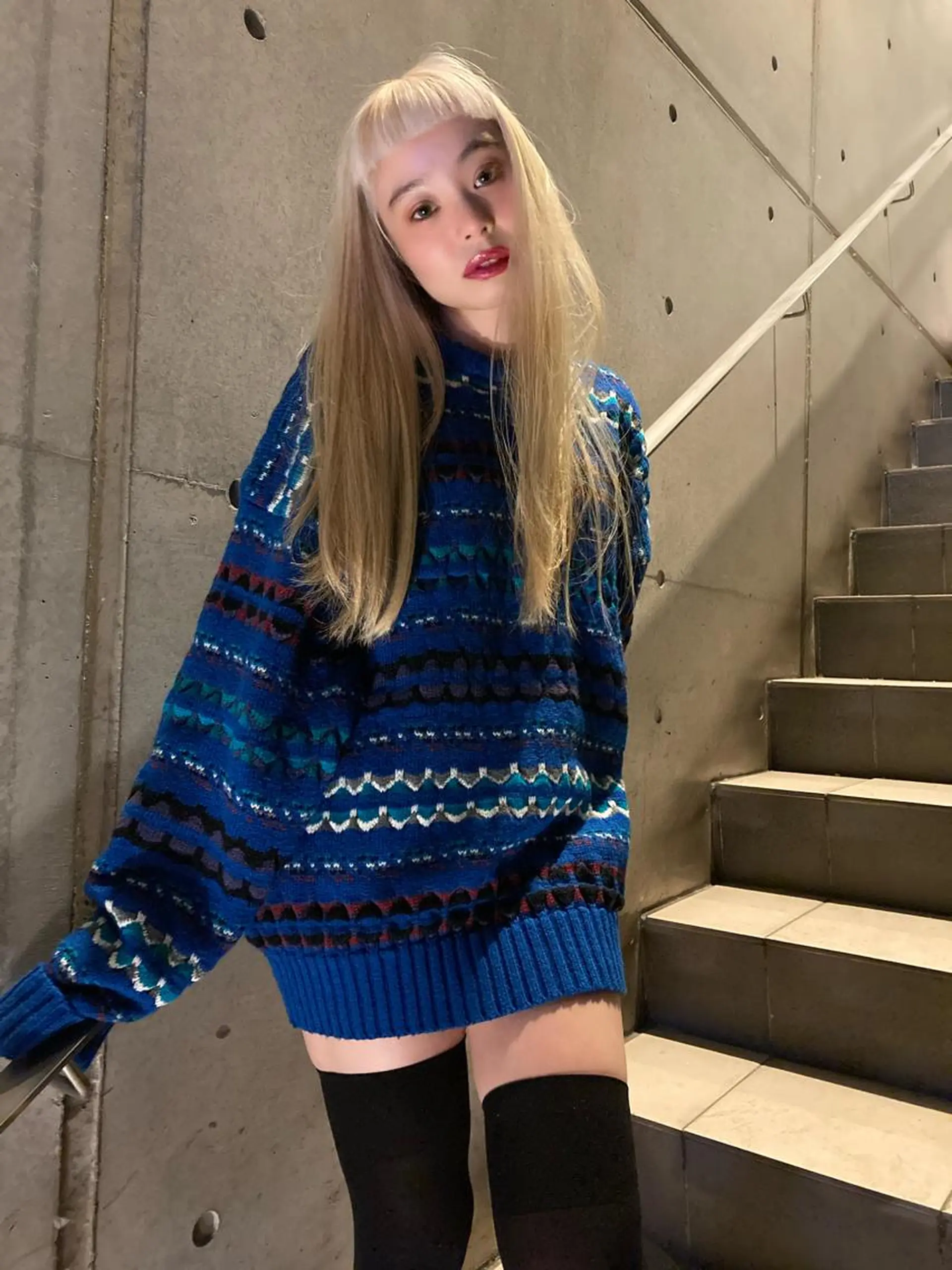 カラー ブリーチ ブロンド 顔まわりレイヤー デザインカットのヘアスタイル