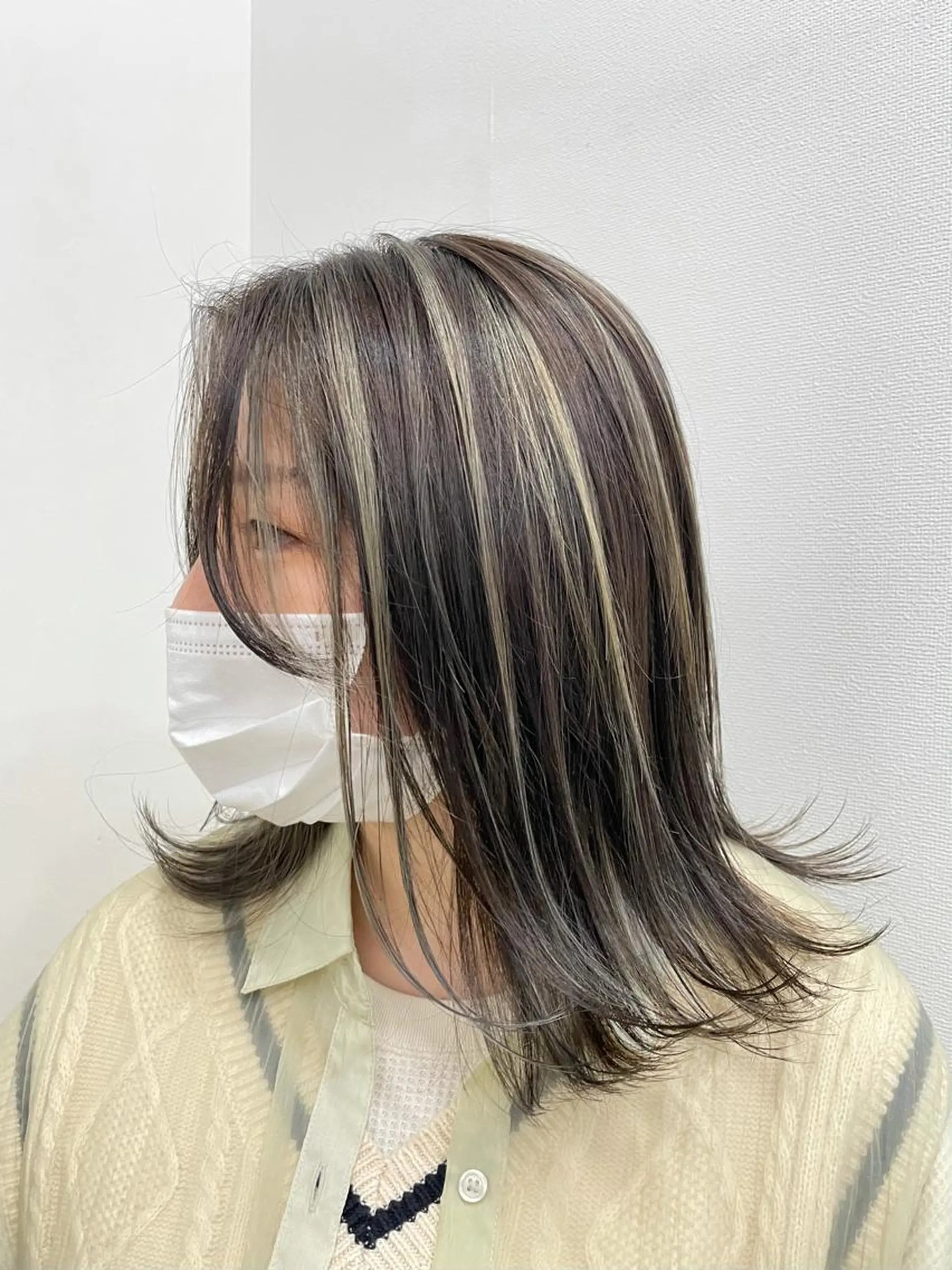 ミディアム 白いハイライト🤍 タナカリョウスケのヘアスタイル