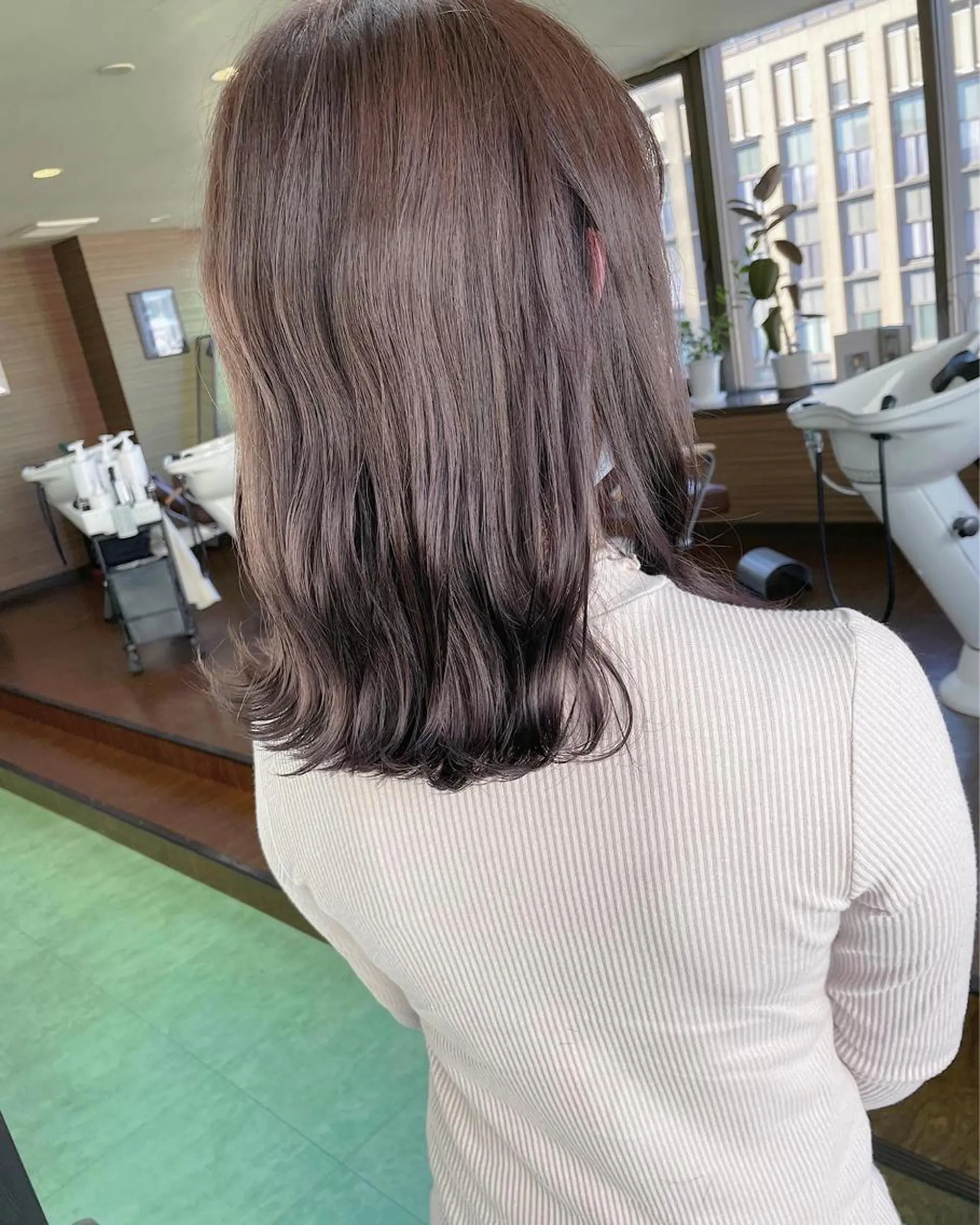 ミディアム カラー ベージュカラー ラベンダーカラー ラベンダーベージュ 外ハネヘア カット ヘアカラー 土居 正季のヘアスタイル