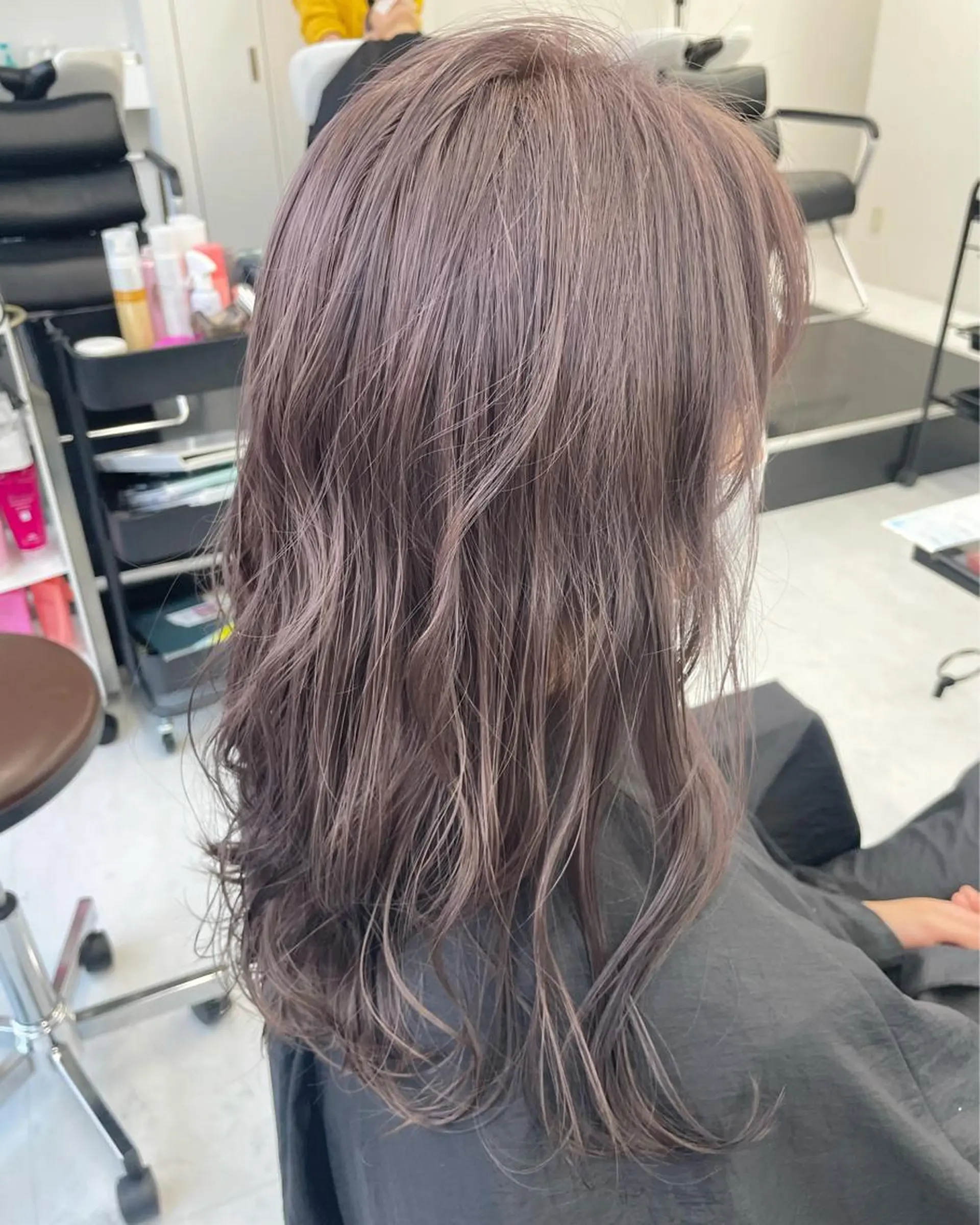 ロング カラー ブリーチ シルバー 宮本 円のヘアスタイル