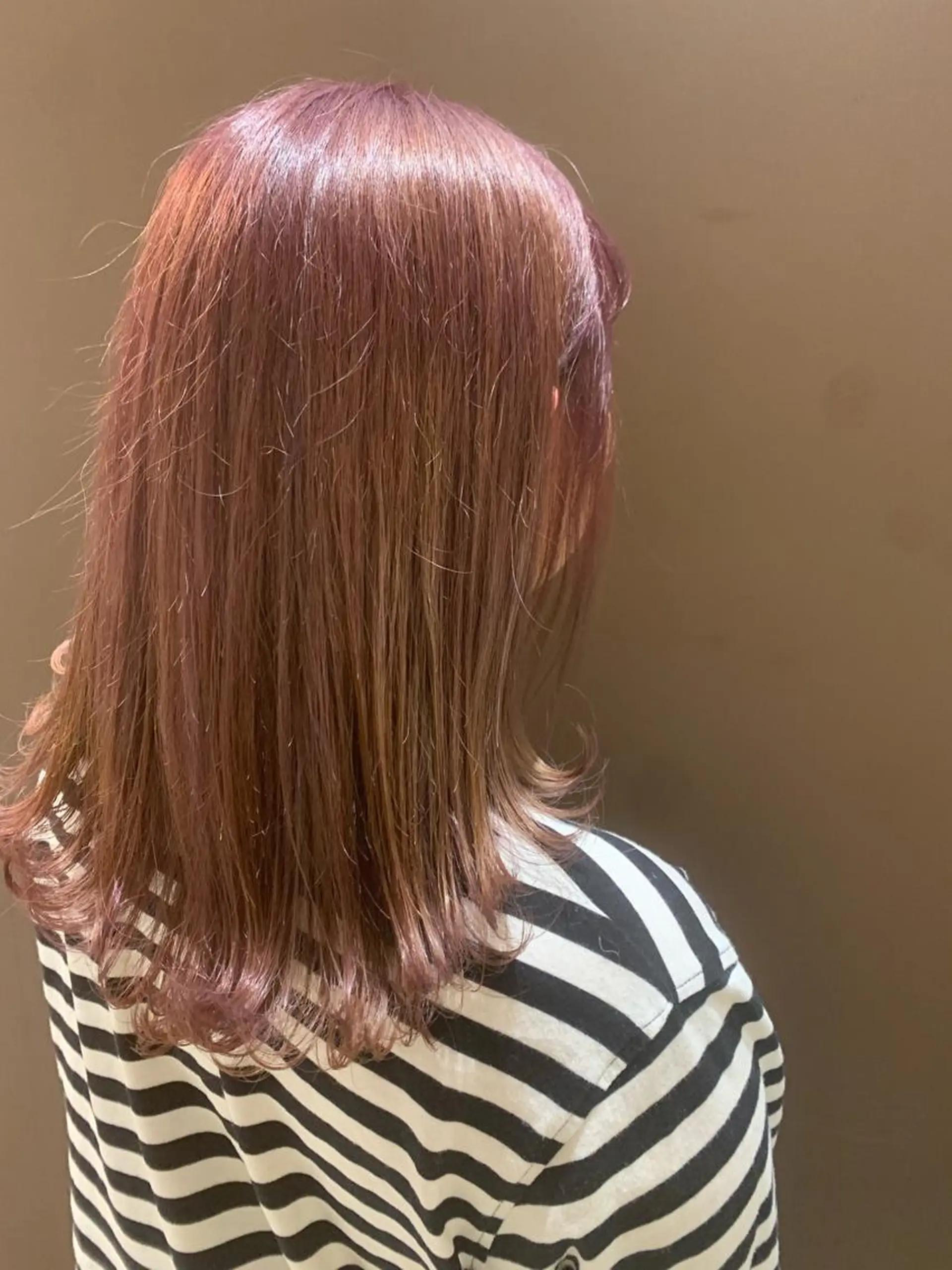 セミロング カラー ヘアアレンジ ブリーチ ピンクカラー レッドカラー きむえり/髪質改善 /うねり広がり改善のヘアスタイル