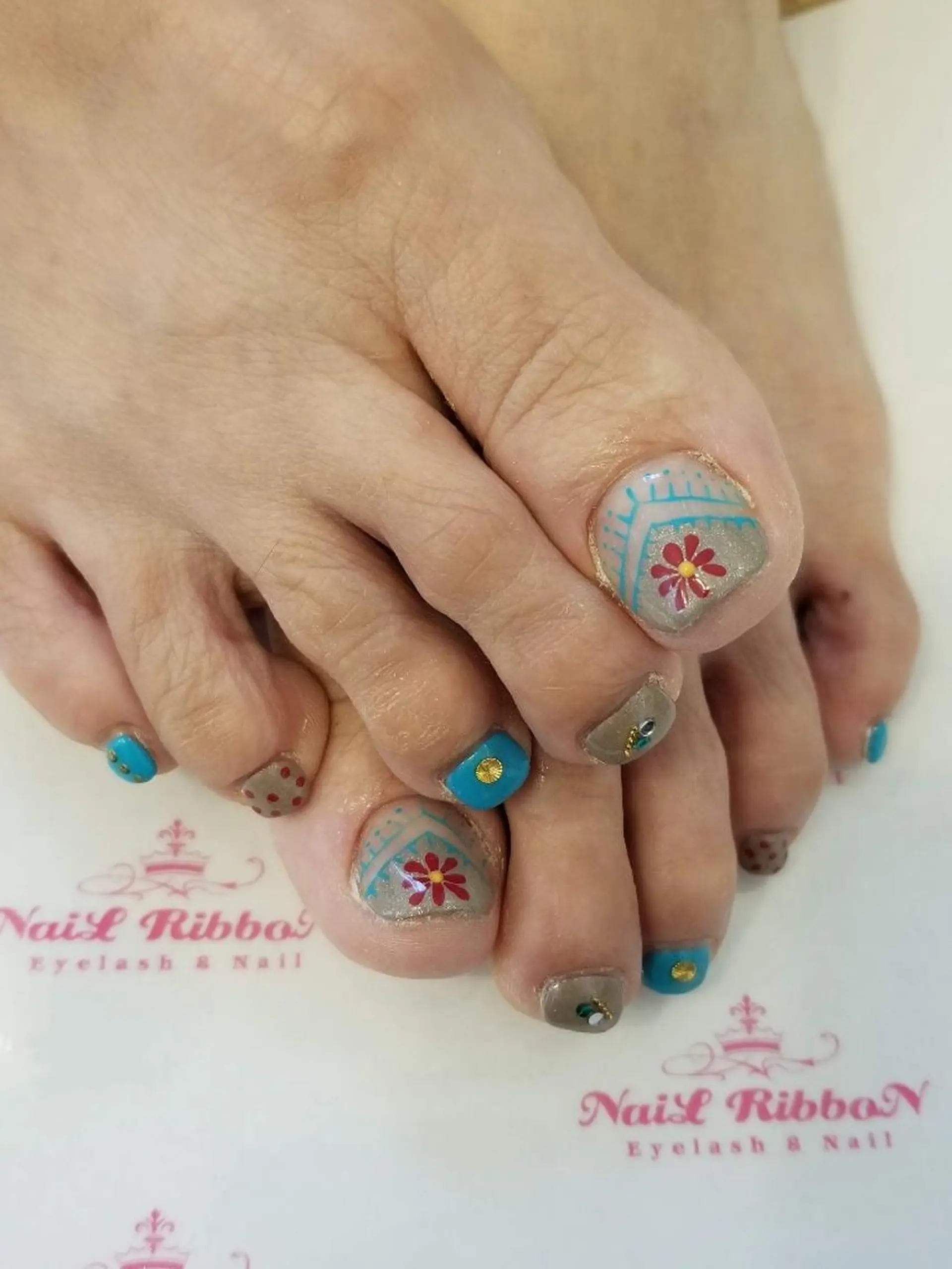 ネイル ネイルリボン 受付スタッフのネイルデザイン