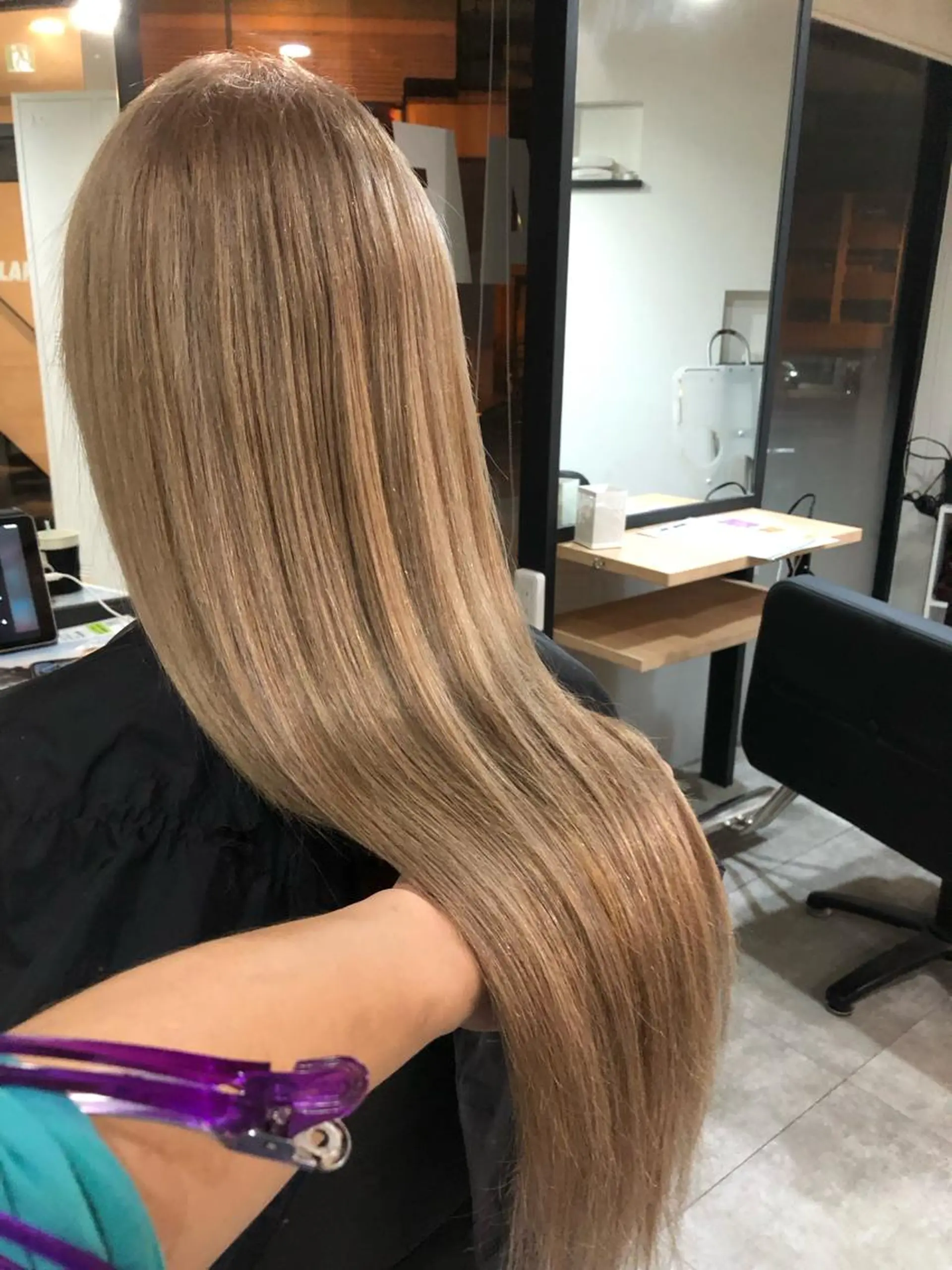 ロング カラー シールエクステ ベージュカラー ハイトーンカラー ミルクティーベージュ エクステ レイヤー/エクステ alpha下妻のヘアスタイル