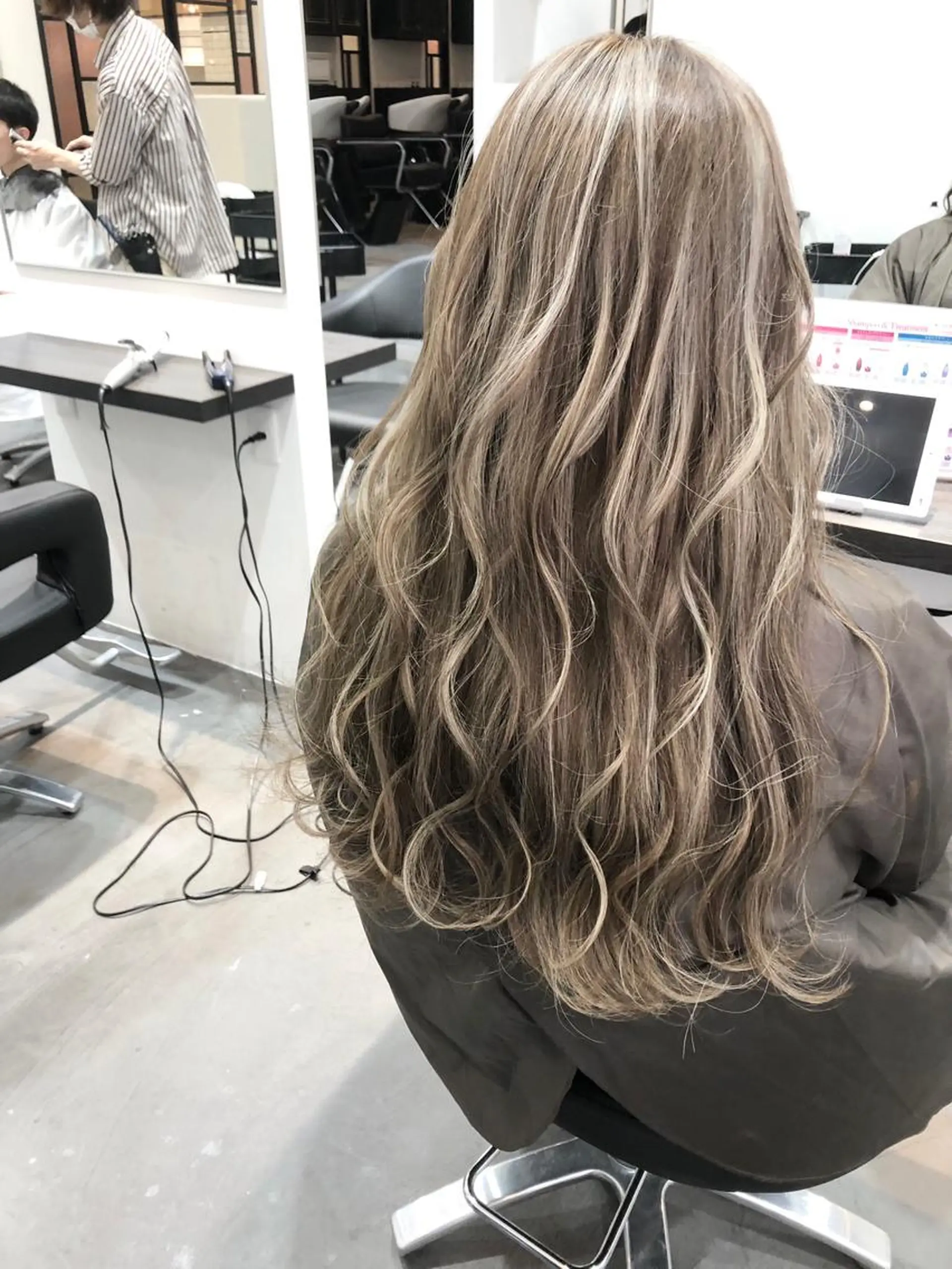 ロング カット ヘアカラー LOOP hairのヘアスタイル