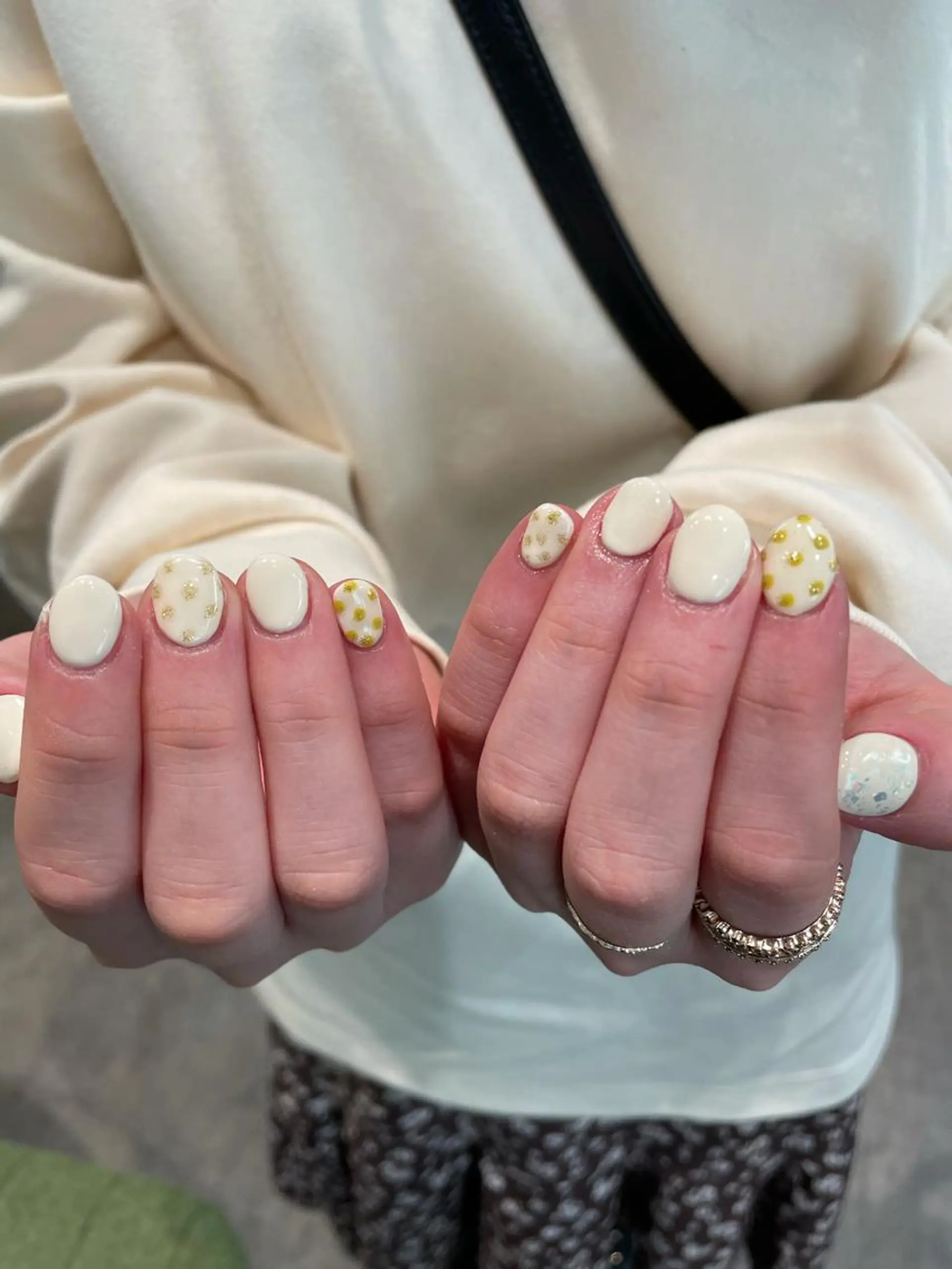 ネイル ドット ゴールド オフィスネイル ハンドネイル ナチュラル透明感🌱 小山美樹子のヘアスタイル