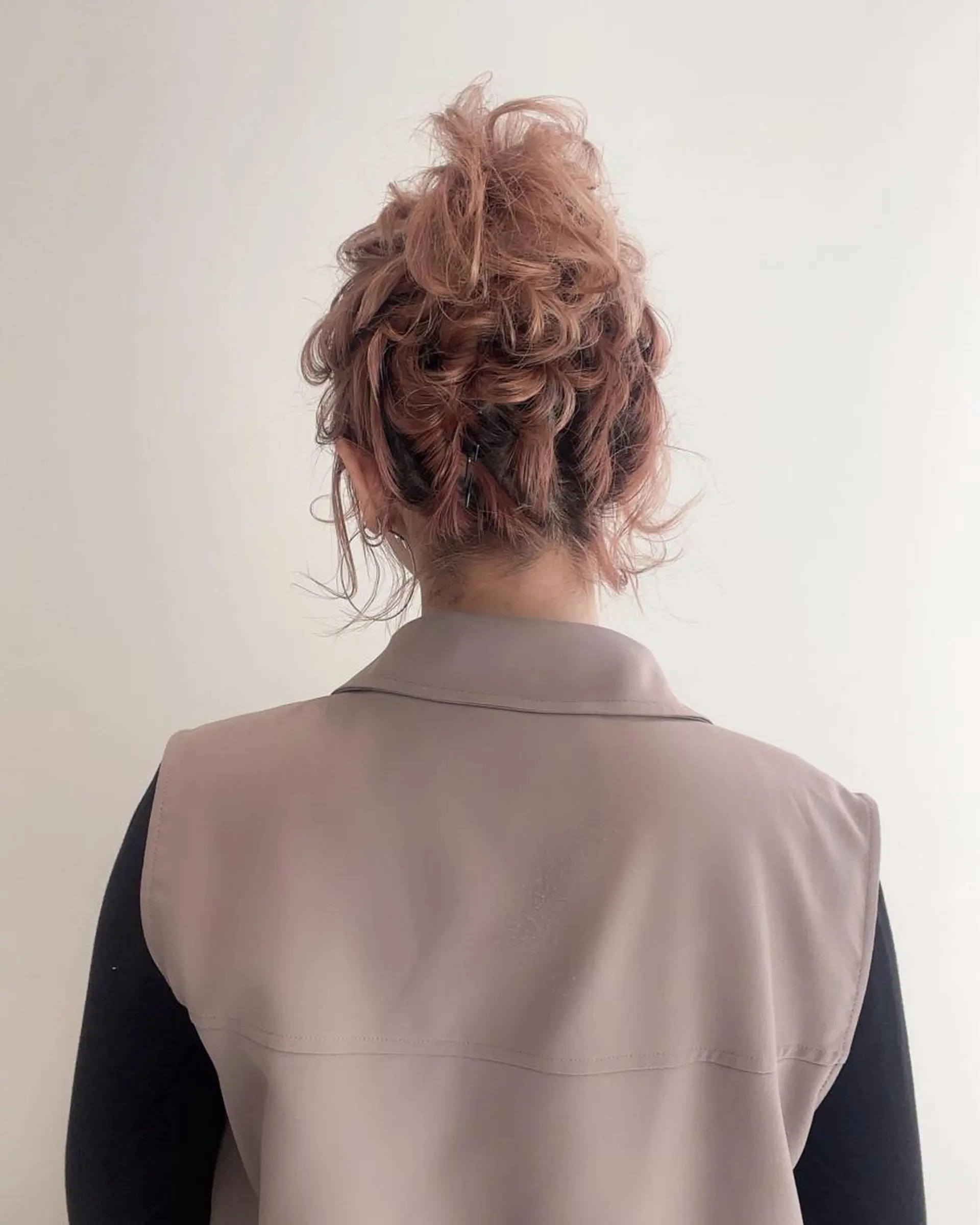 ロング カラー ヘアアレンジ 耳つぼ屋さん ‎🤍りりのヘアスタイル