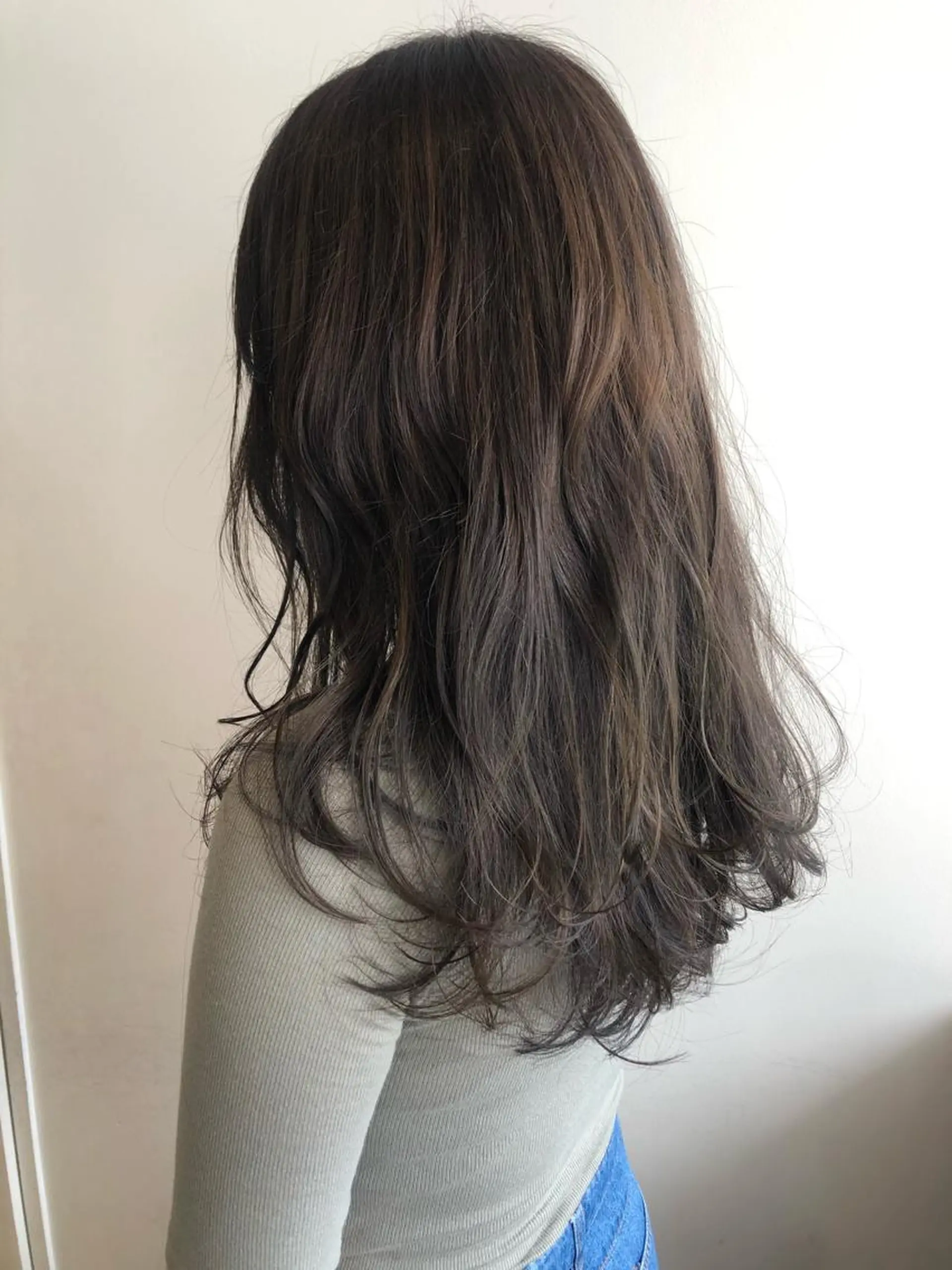 セミロング カラー カット ヘアカラー トリートメント MIOベージュカラー 柔らかいカラーのヘアスタイル