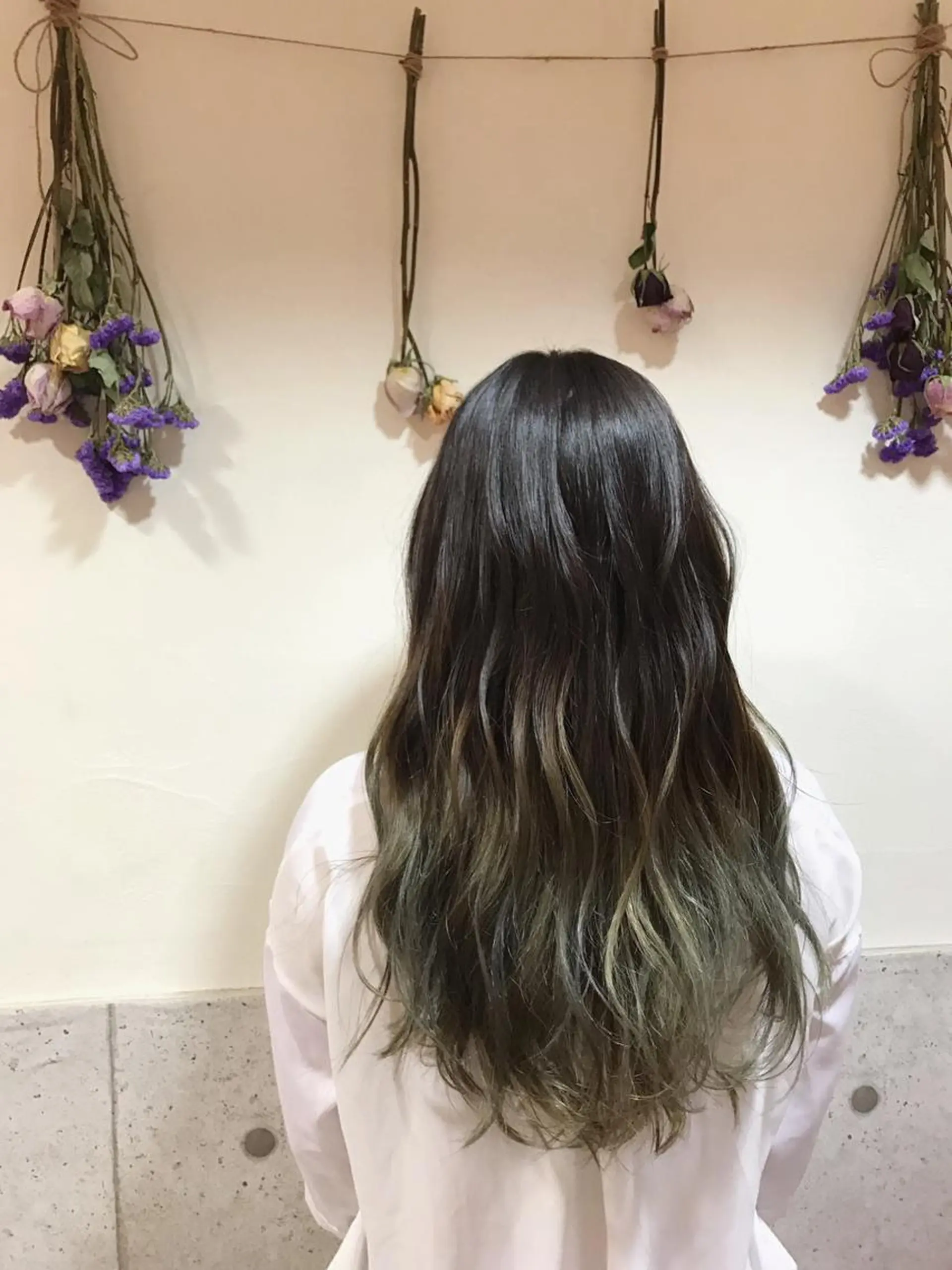 ロング カラー アッシュ ブリーチ グラデーションカラー 🪐脱白髪染め 🪐松尾菜々美のヘアスタイル