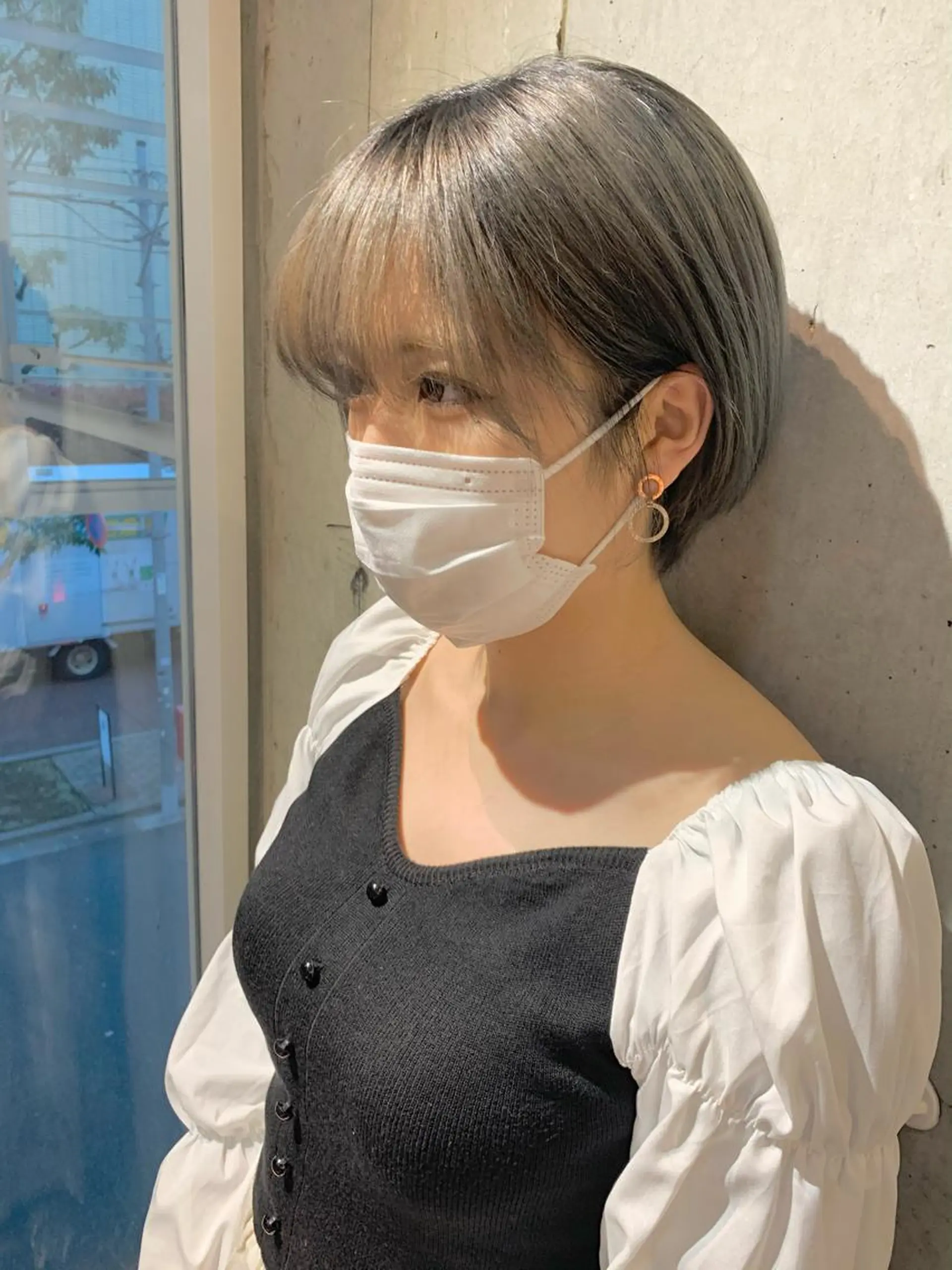 ショート カラー ベージュカラー ブリーチ イルミナカラー ミルクティーベージュ ブリーチなしカラー マンツーマン×半個室 まちだきょうすけのヘアスタイル