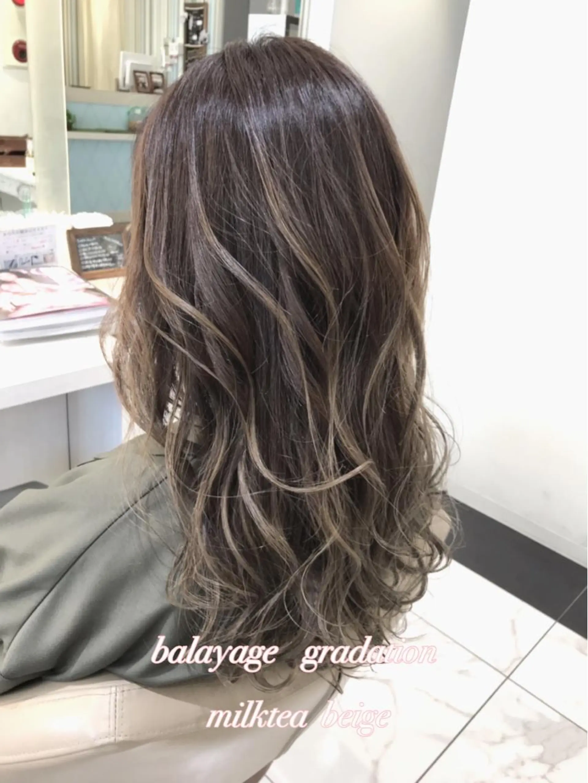 セミロング カラー バレイヤージュ ベージュカラー グラデーションカラー ミルクティーベージュ レイヤーカット カット ヘアカラー 山崎俊輔/髪質改善 /バレイヤージュのヘアスタイル