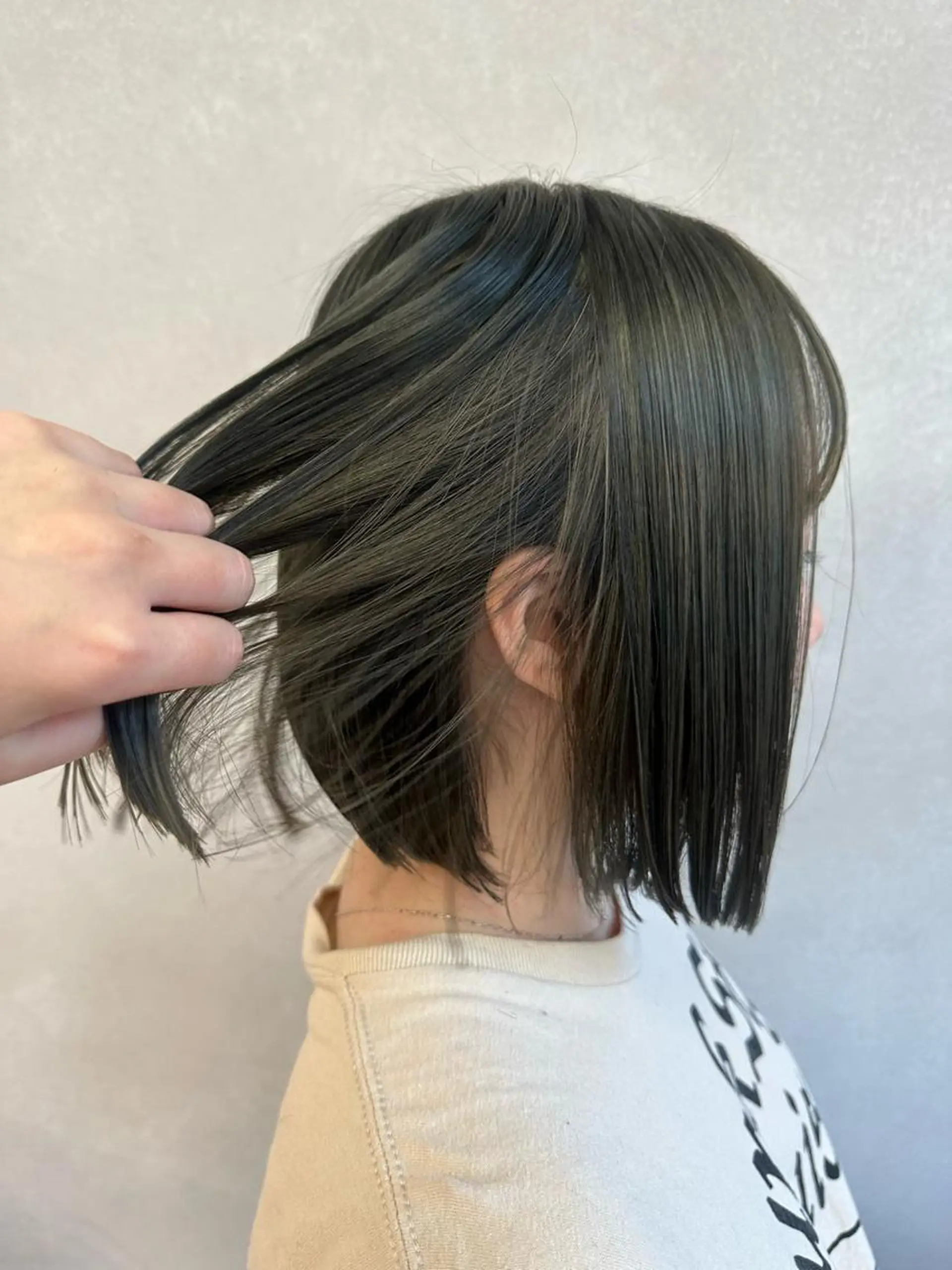ショート カラー オリーブカラー 谷山 葵のヘアスタイル