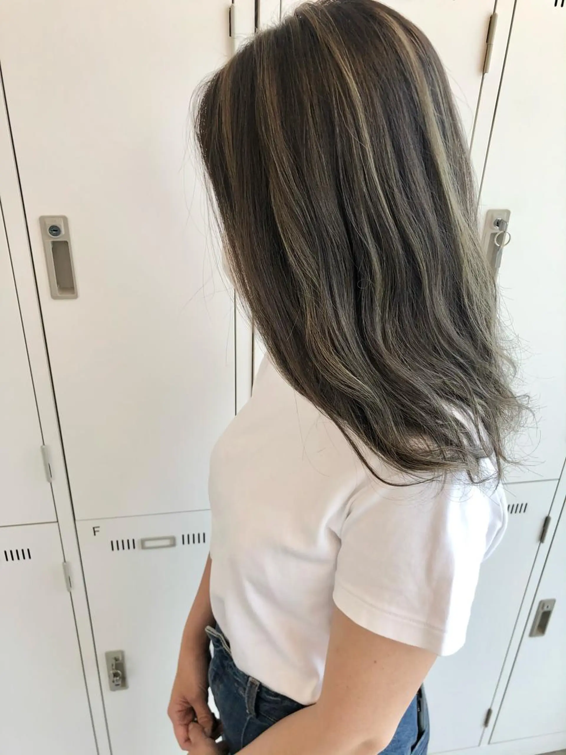 セミロング カラー アッシュ アッシュグレー アッシュグレージュ グレージュ ハイライトカラー Saori / さおりのヘアスタイル