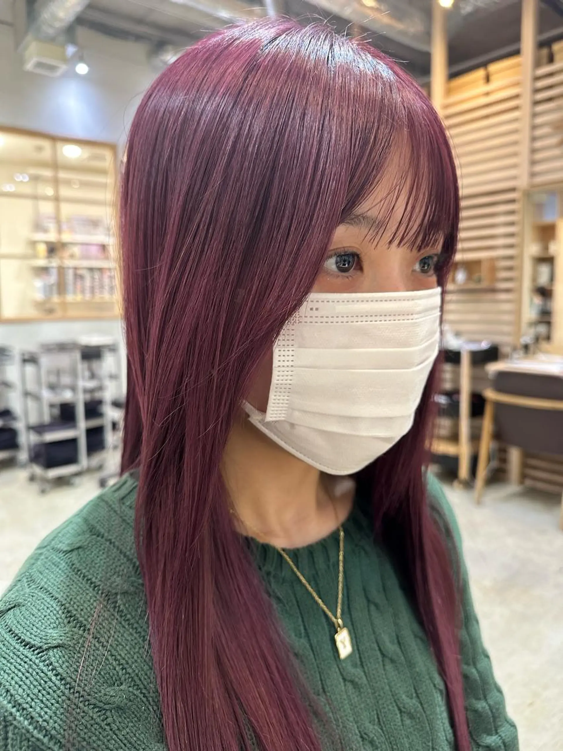 ミディアム カラー パーマ ヘアアレンジ 切りっぱなしボブ ミディアムパーマ ベージュカラー カシス ハイトーンカラー ボブ/レイヤー/ニュ アンスパーマ/小夏のヘアスタイル