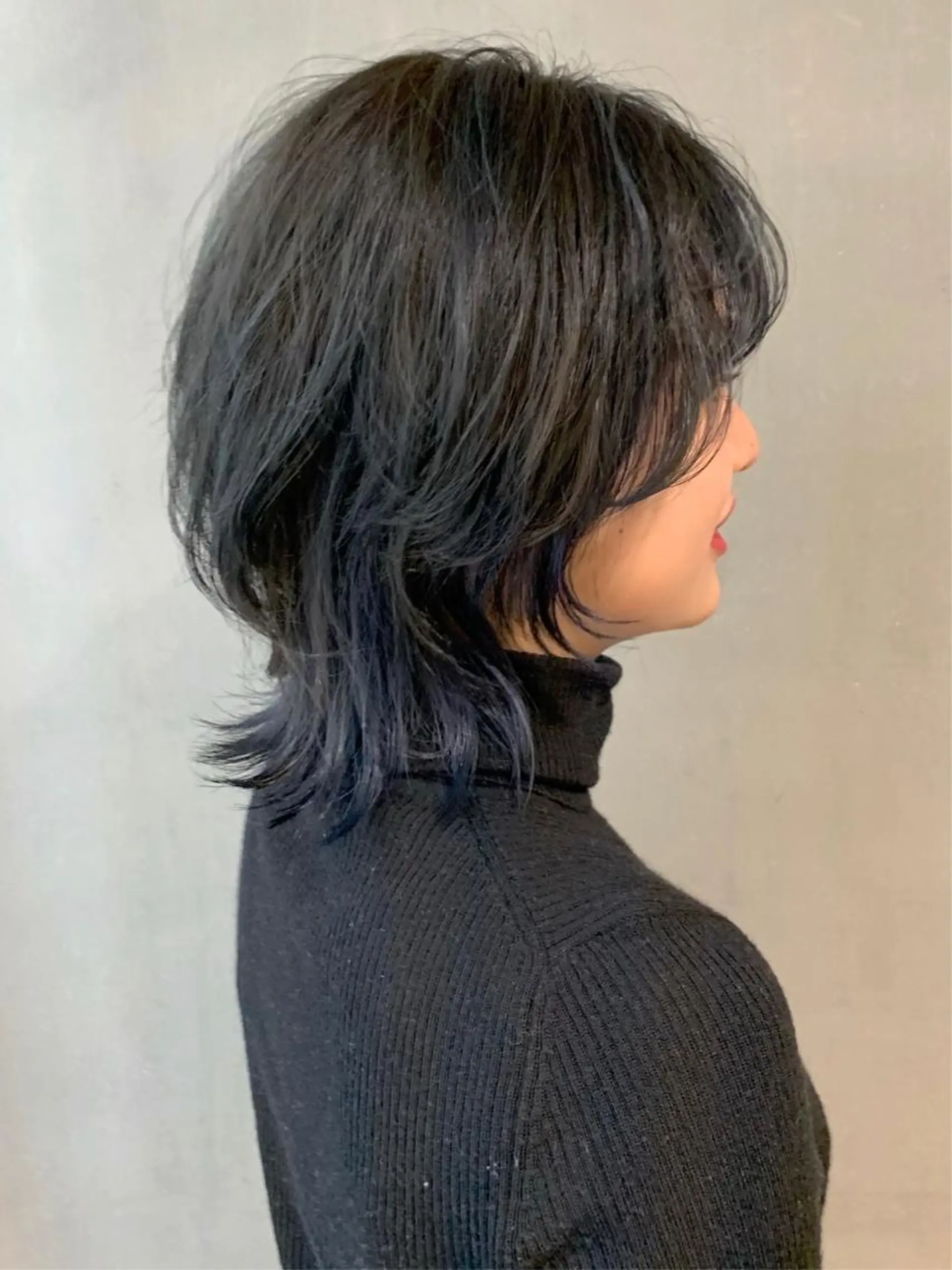 ミディアム カラー アディクシーカラー 黒髪 ブルーカラー ブルーブラック インナーカラー ウルフレイヤーカット /チヒロのヘアスタイル