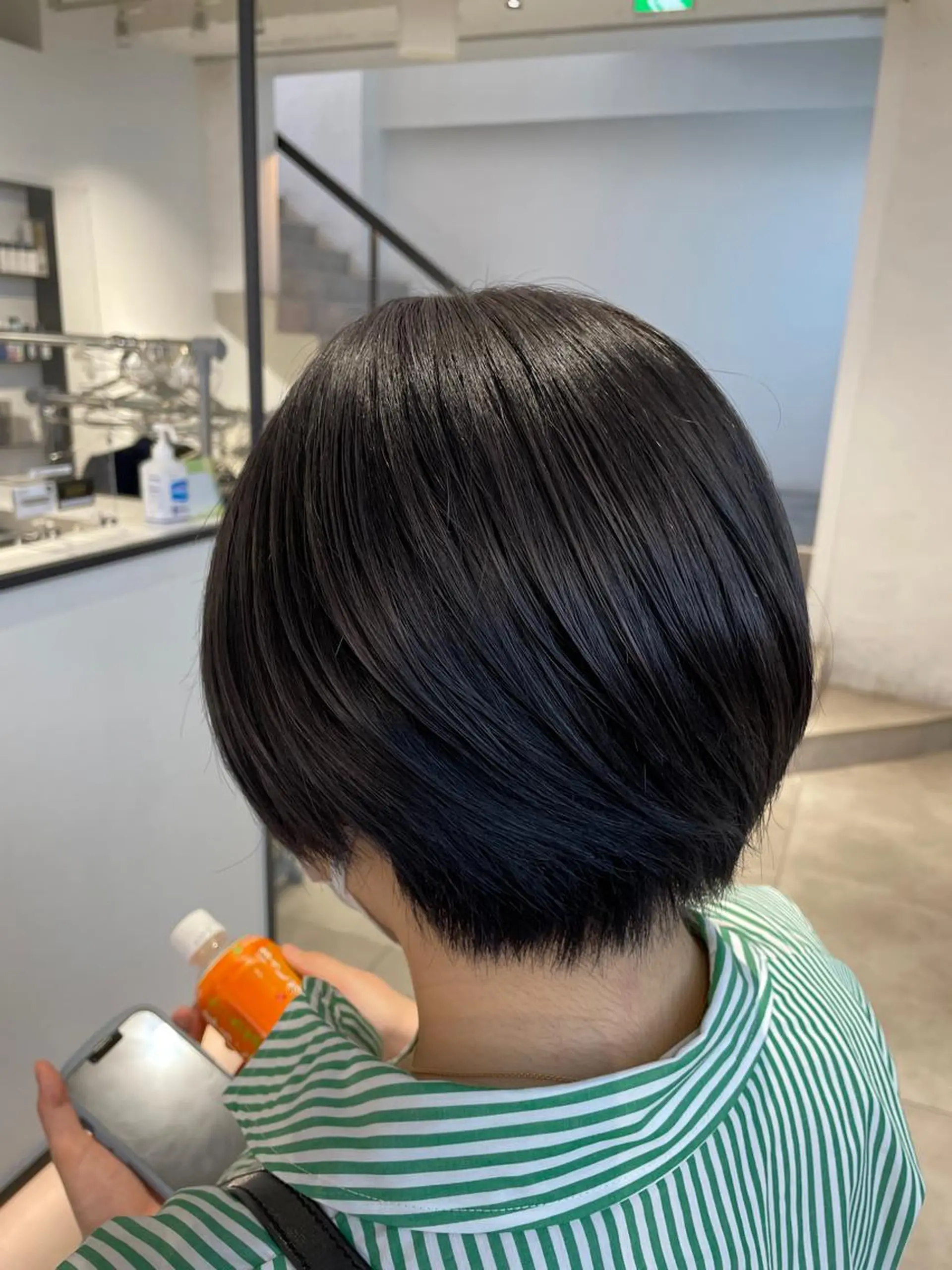 ショート カラー 切りっぱなしボブ レイヤー/縮毛矯正のヘアスタイル