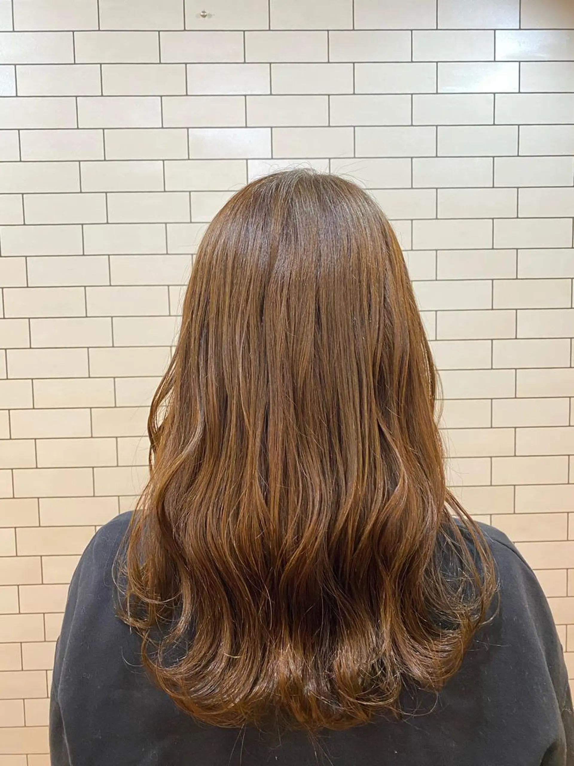 セミロング カラー ベージュカラー ブリーチ ハイトーンカラー ミルクティーベージュ ヘアカラー TAI透明カラー 柔らかい縮毛矯正のヘアスタイル