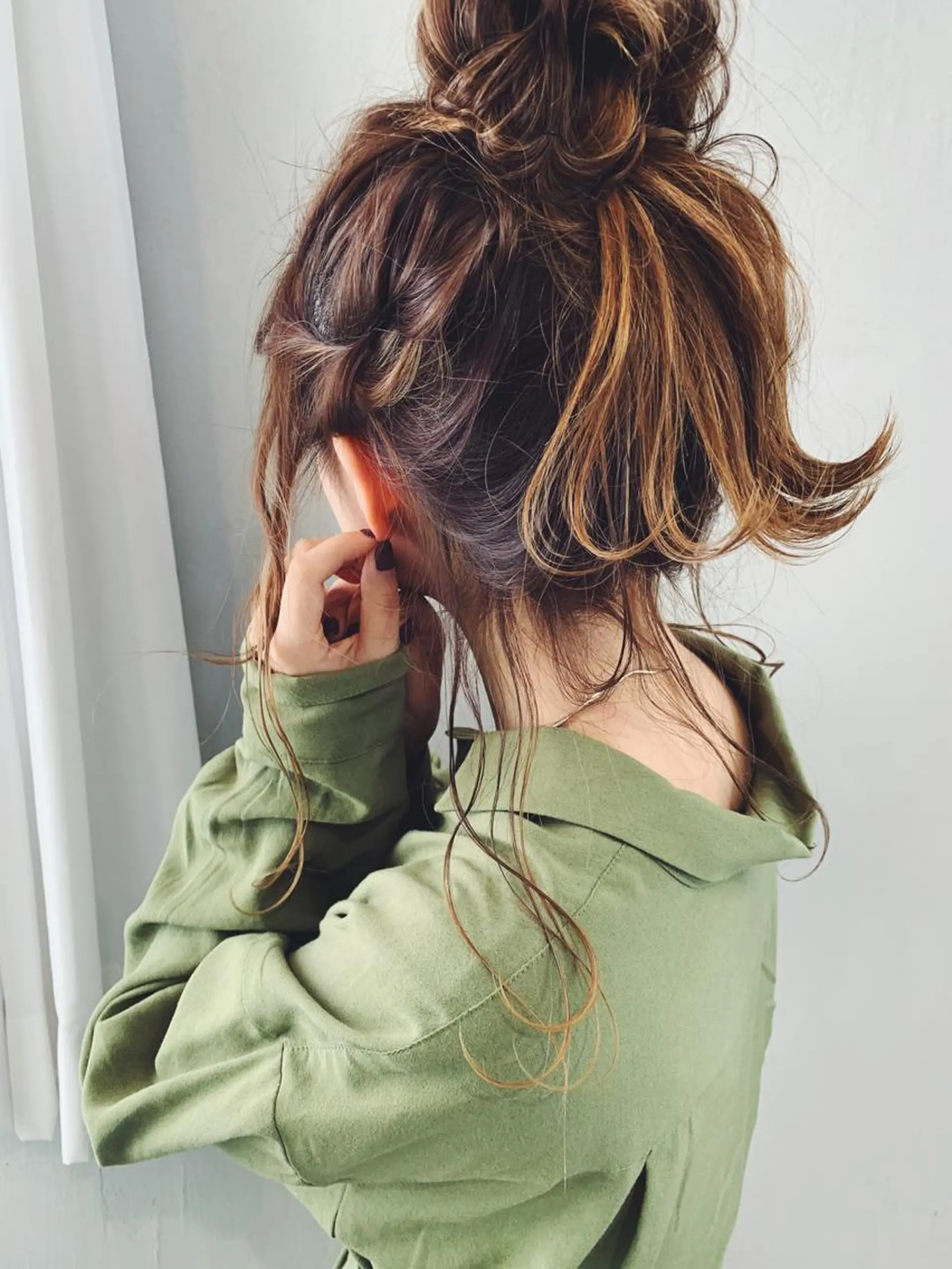 セミロング カラー お団子ヘア ヘアカラー YUSUKE レイヤーカットカラーのヘアスタイル