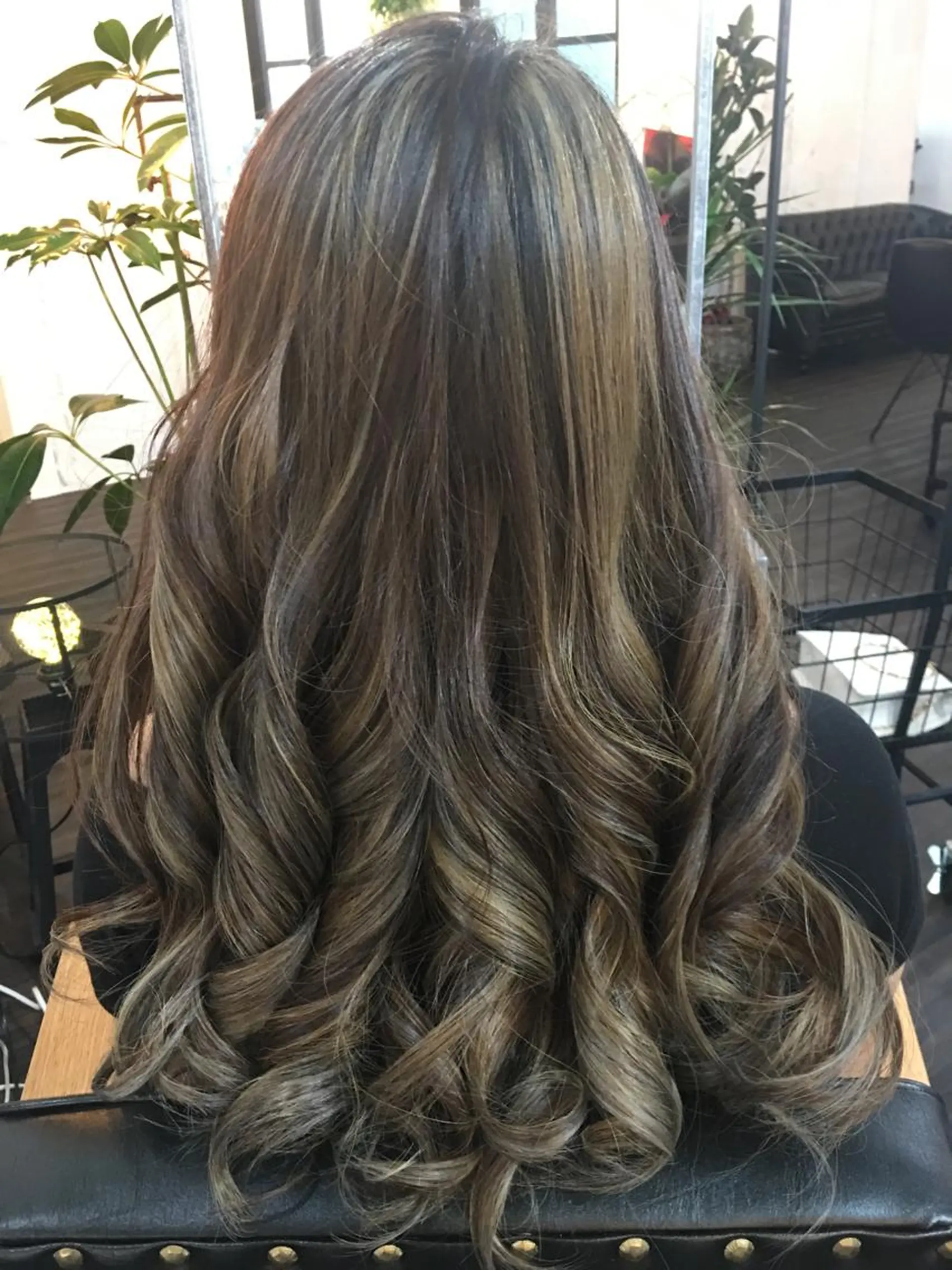 ロング カラー 鶴見 和美のヘアスタイル