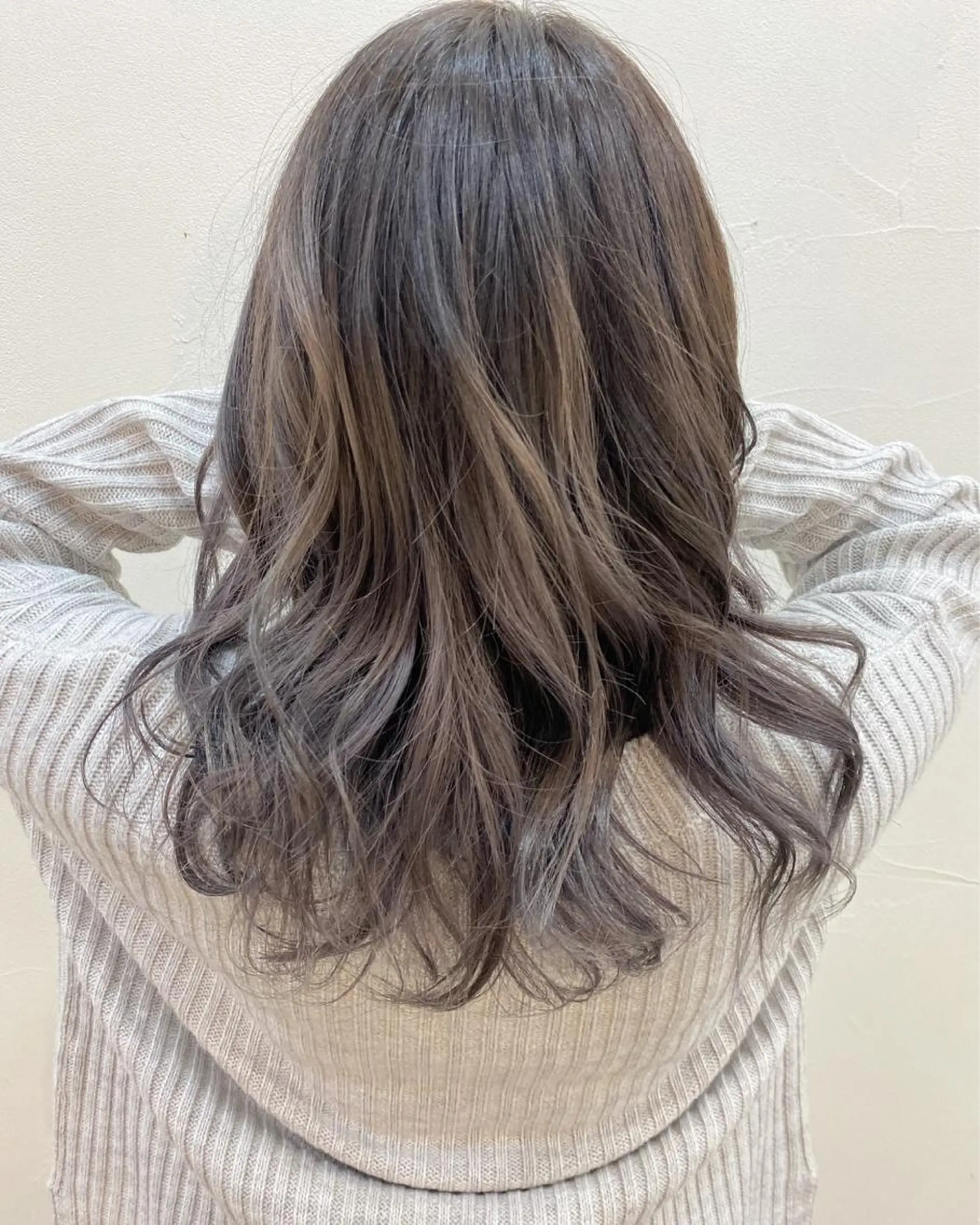 セミロング カラー ヘアアレンジ ブリーチ ラベンダーカラー シルバー 志賀 あずみのヘアスタイル
