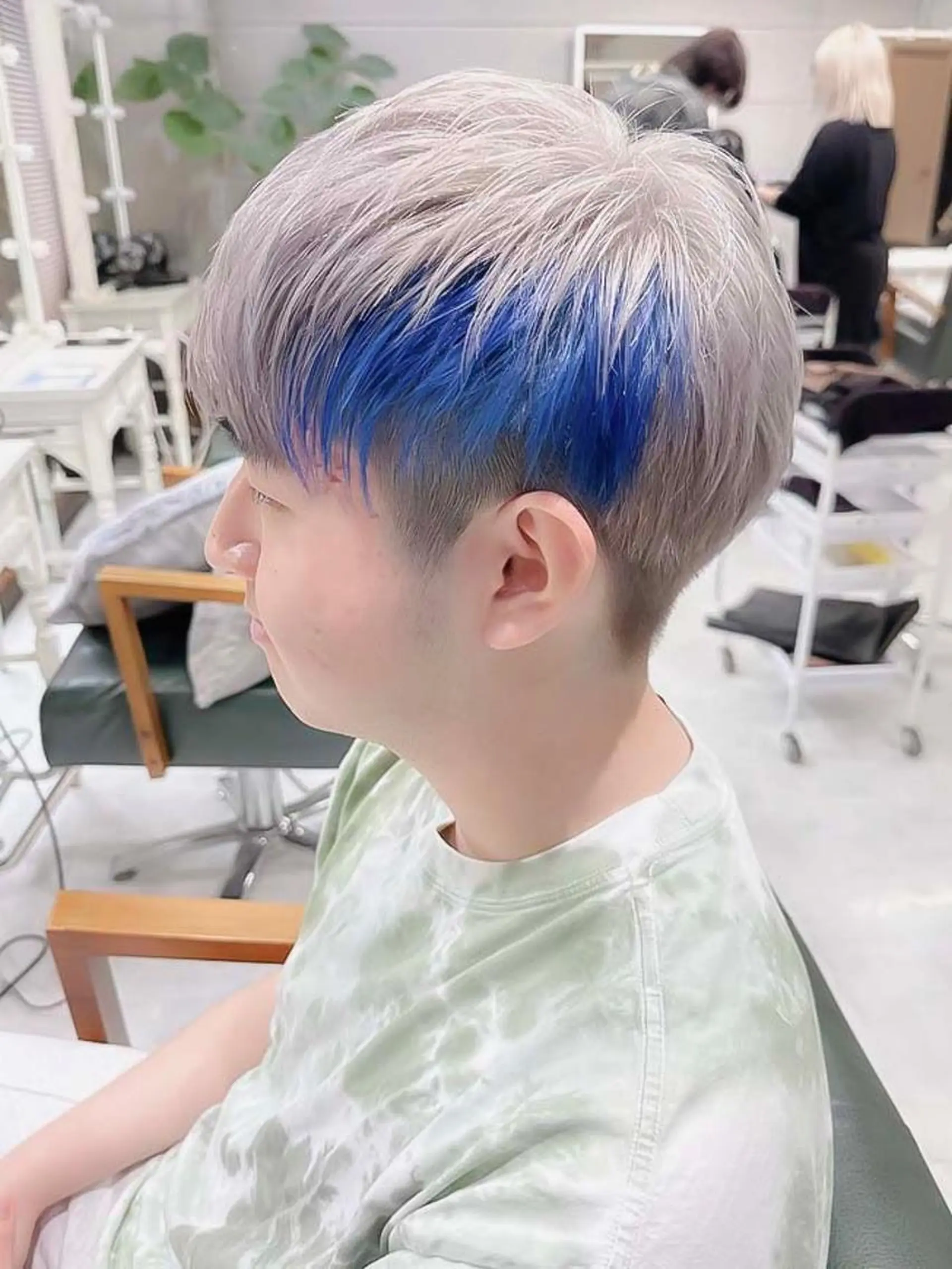 カラー メンズ メンズブリーチ メンズハイトーン マッシュ ブリーチ ブルーカラー DAYS Men’sのヘアスタイル