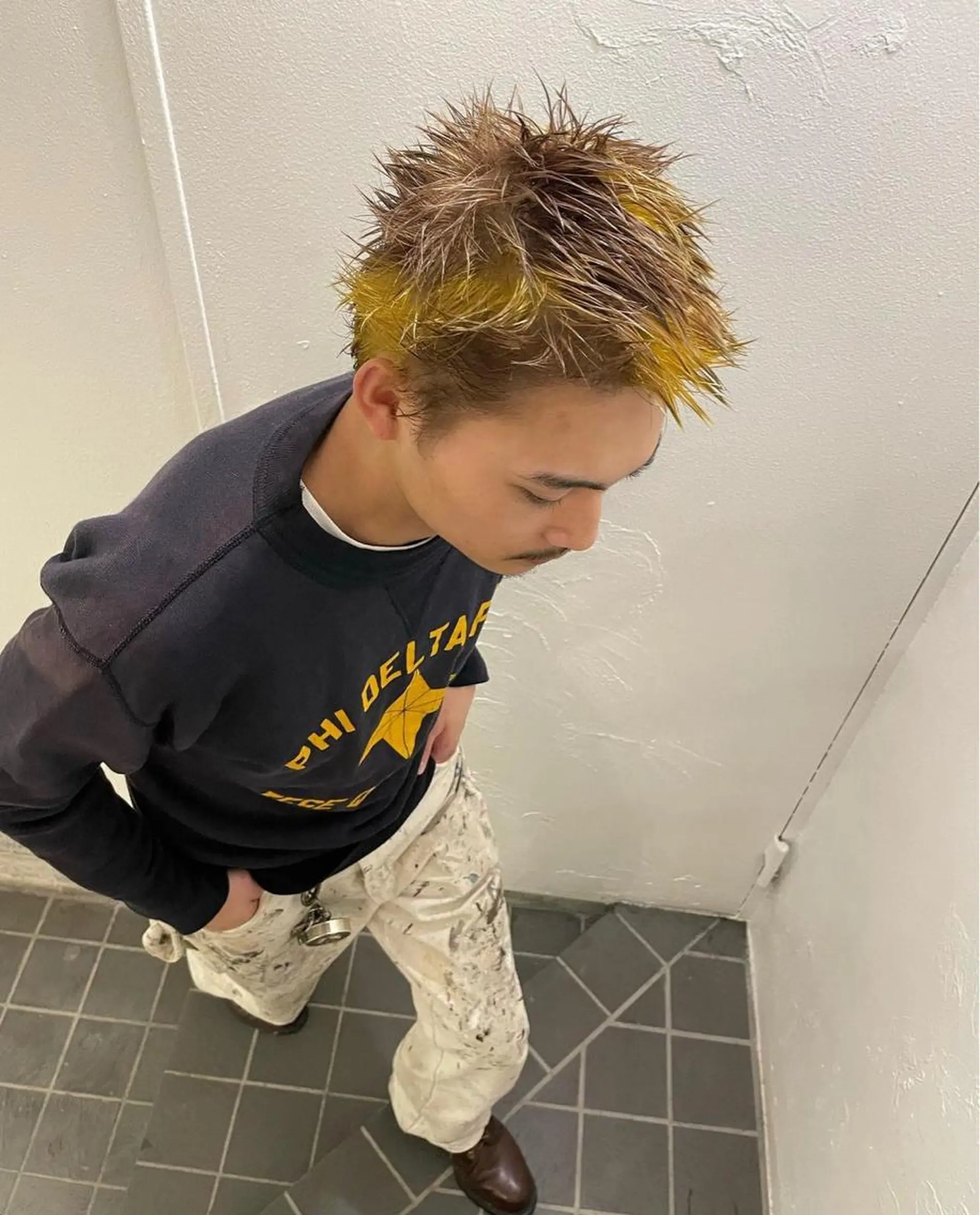 ショート カラー メンズ メンズバレイヤージュ メンズブリーチ センターパート フェードカット メンズハイライト ヘアカラー トリートメント スパイラルパーマ 🌐hina⭐️のヘアスタイル