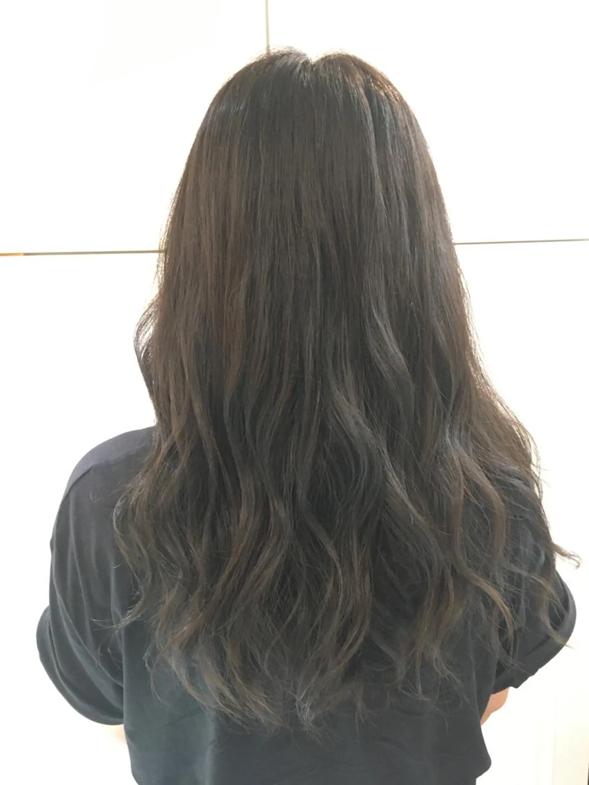 ロング アッシュ 田中 未澪のヘアスタイル